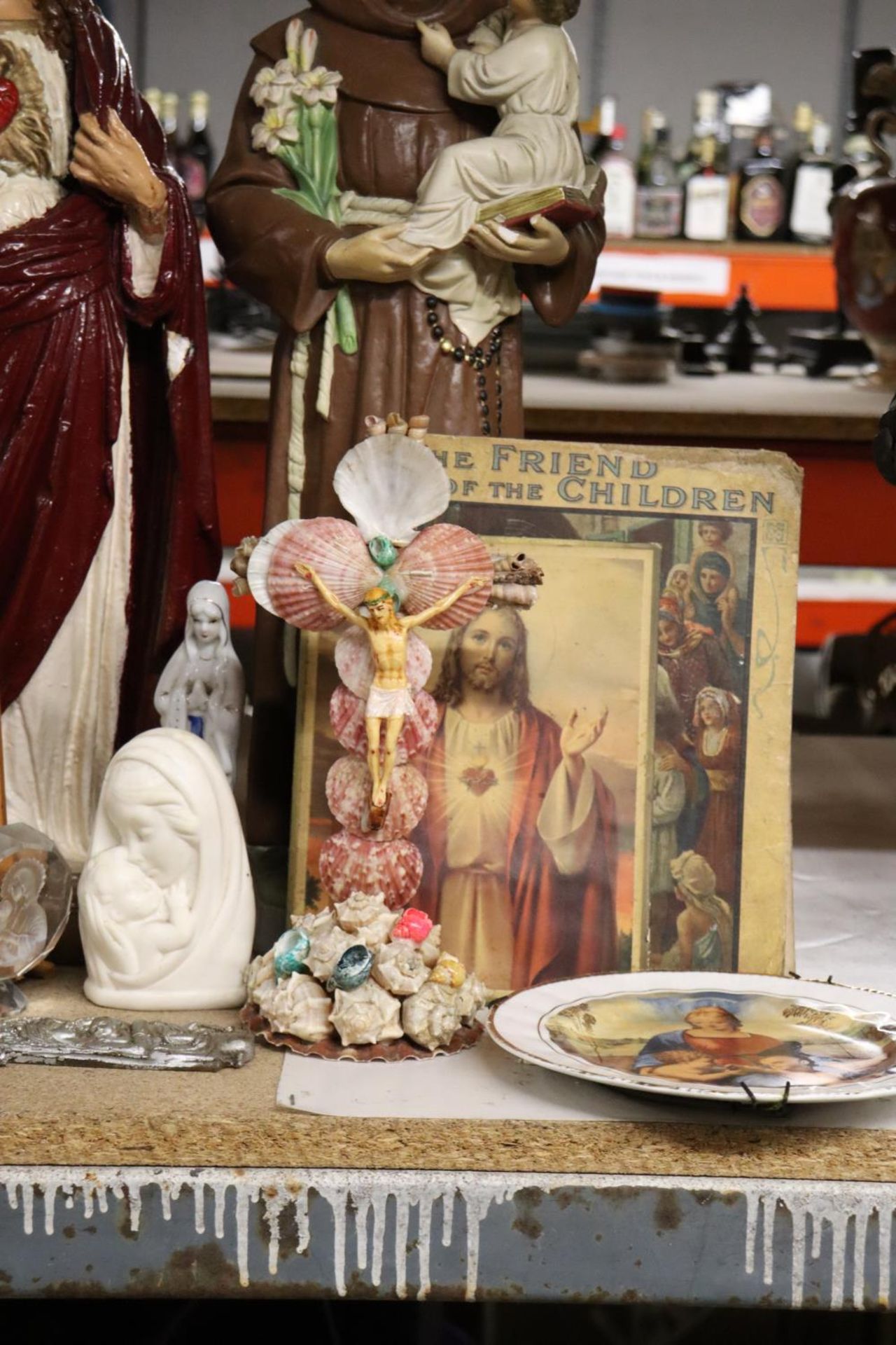 A COLLECTION OF RELIGIOUS ITEMS TO INCLUE A LARGE FIGURE OF JESUS - HAND MISSING, A MONK HOLDING A - Bild 4 aus 6