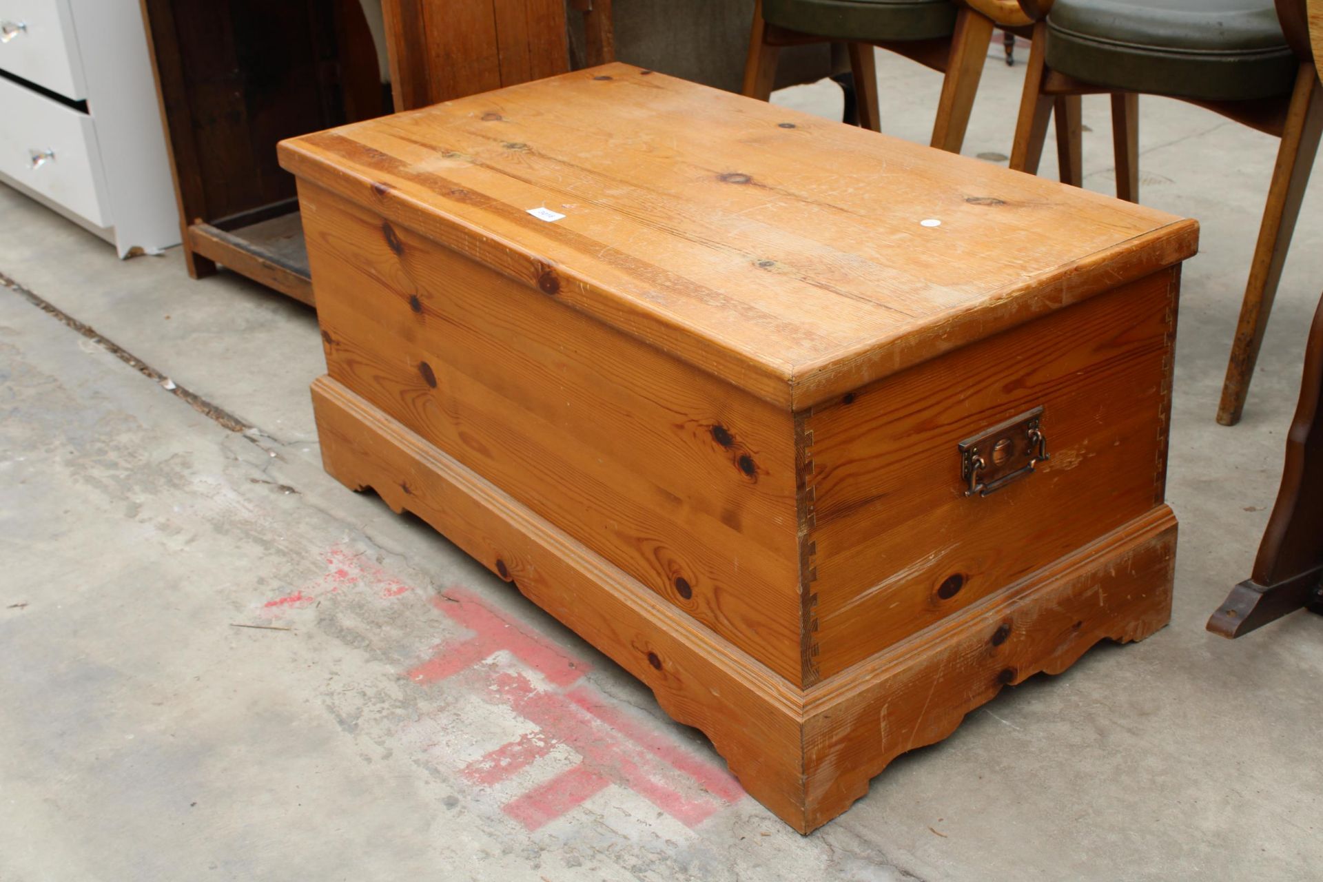 A MODERN PINE BLANKET CHEST, 37" X 19" - Image 2 of 4