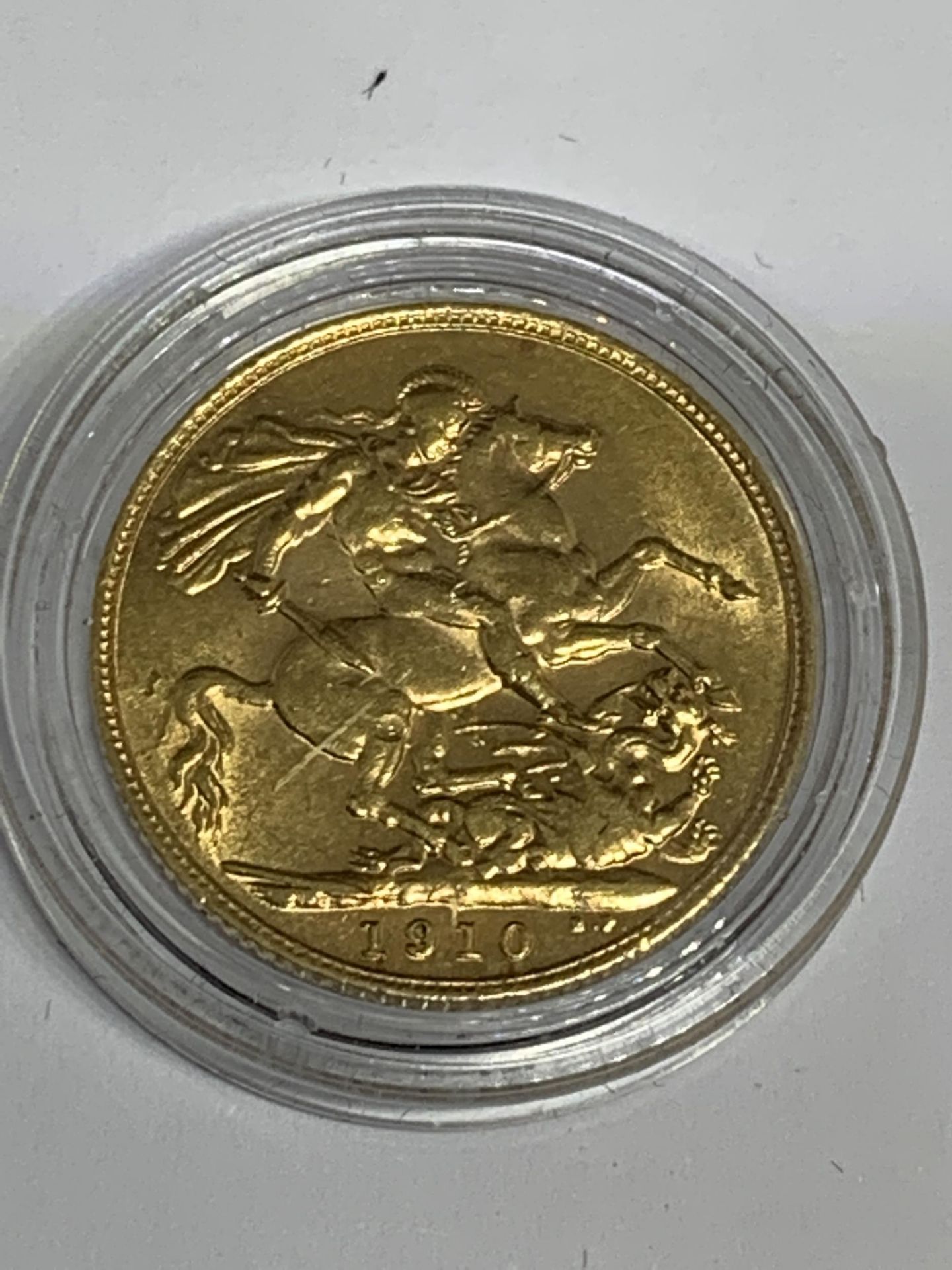 A 1910 GOLD SOVEREIGN EDWARD II LONDON MINT