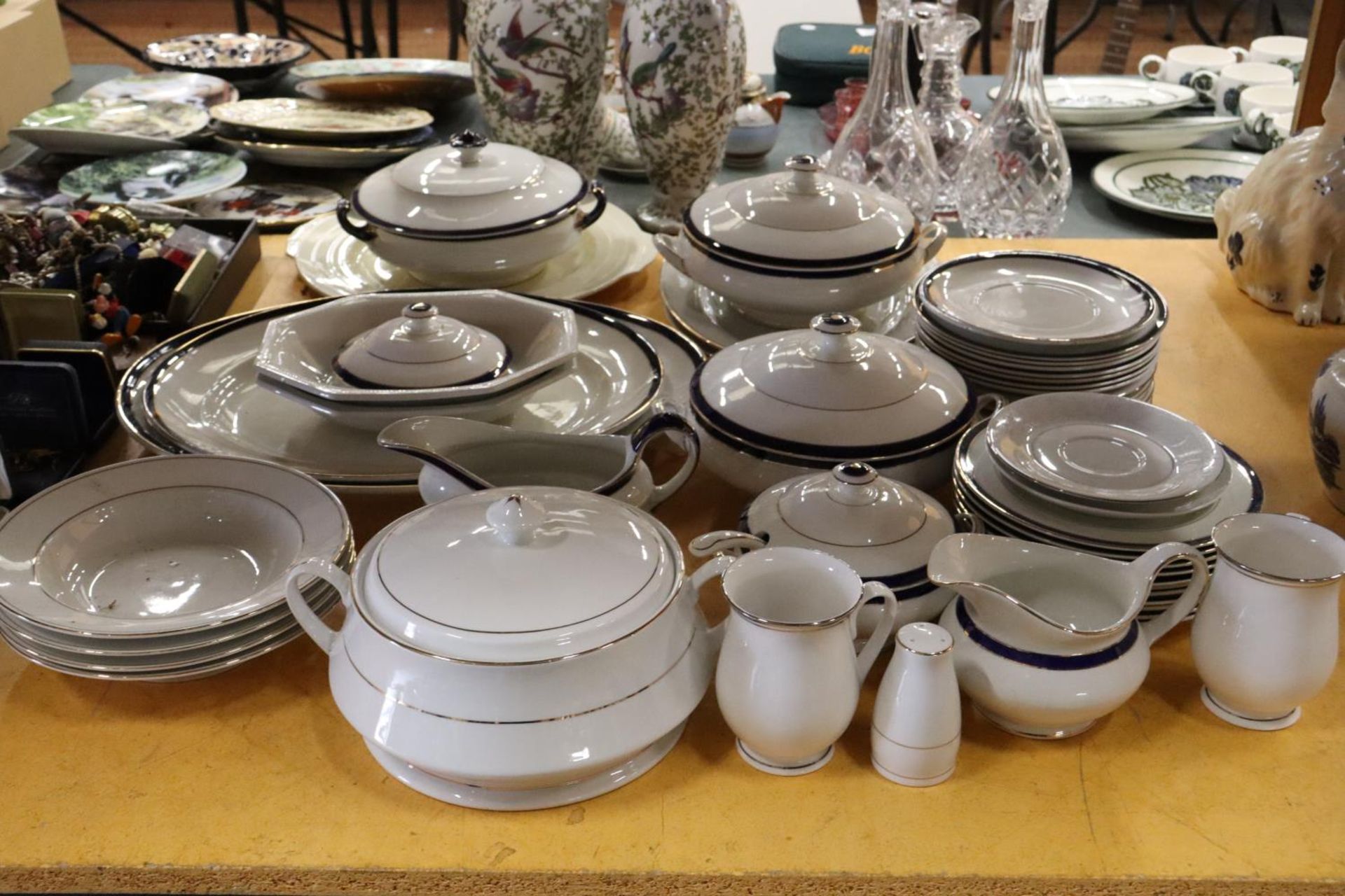 A ROYAL NORFOLK PART DINNER SERVICE TOGETHER WITH A FURTHER UNNAMED WHITE WITH NAVY TRIM DINNER