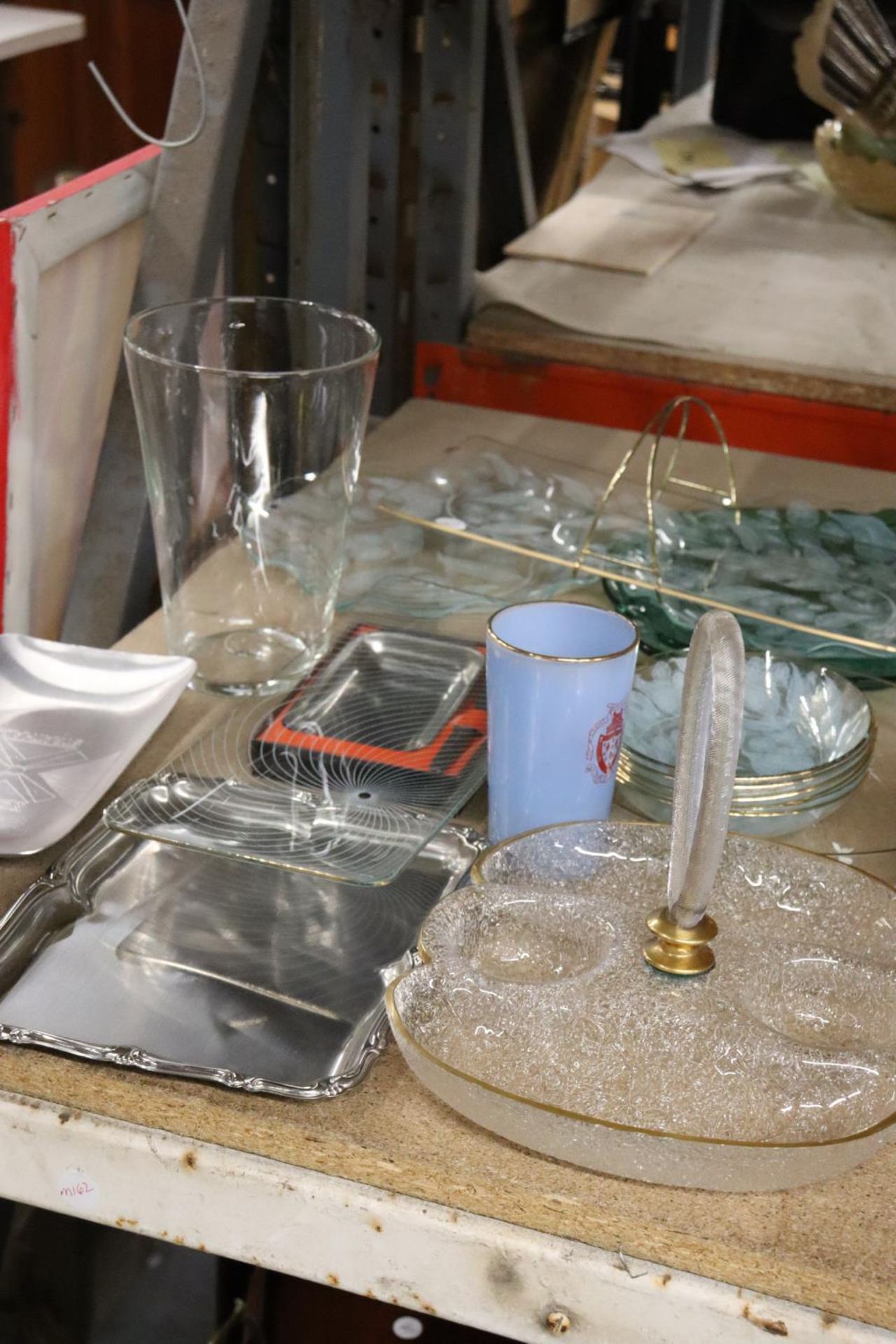 A QUANTITY OF GLASSWARE TO INCLUDE A VASE, PLATES, BOWLS, ETC - Image 2 of 5