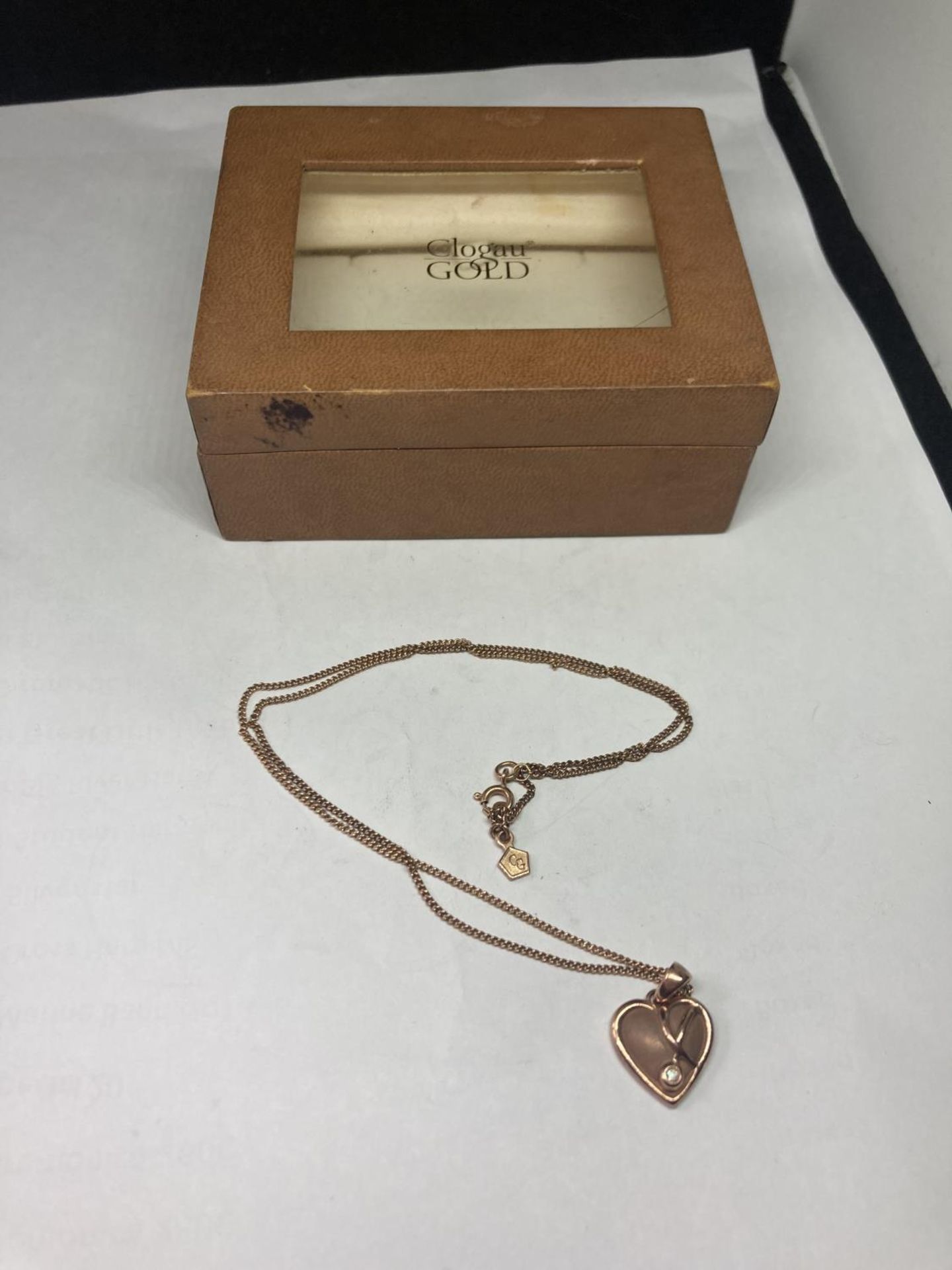 A CLOGAU 9 CARAT GOLD HEART PENDANT IN ORIGINAL PRESENTATION BOX WITH CERTIFICATE OF AUTHENTICITY