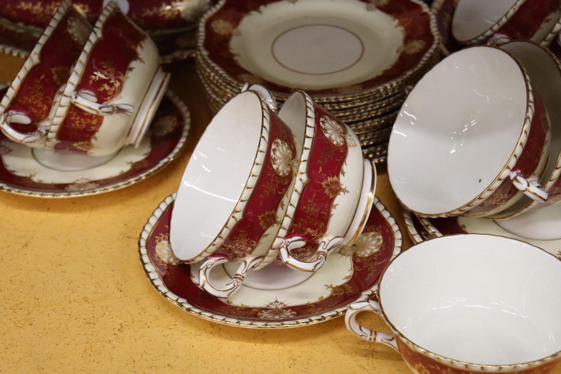 AN EIGHTY EIGHT PIECE ROYAL WORCESTER HATFIELD RED DINNER SERVICE GOLD SHELLS AND LEAVES WITH A - Image 2 of 7