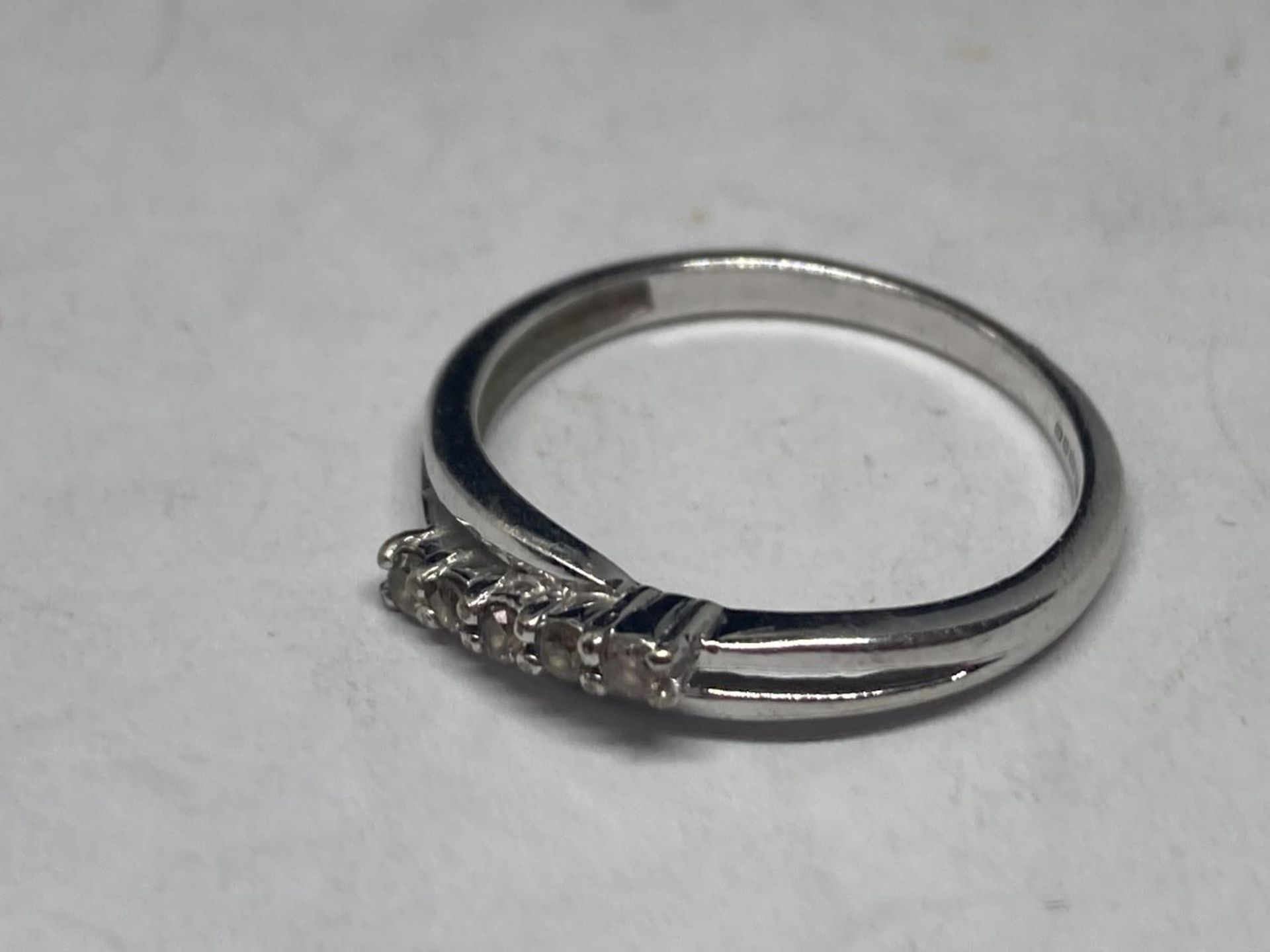 A 9 CARAT WHITE GOLD RING WITH FIVE IN LINE STONES SIZE N - Image 2 of 3
