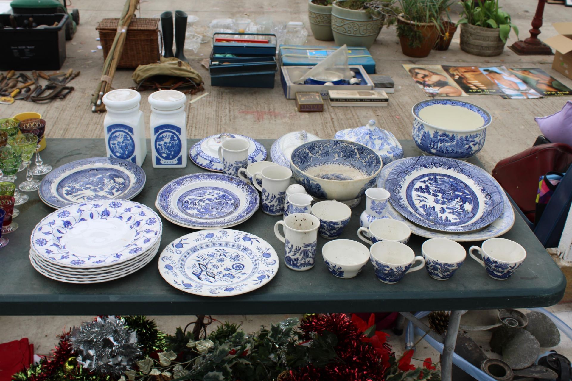 A LARGE ASSORTMENT OF BLUE AND WHITE CERAMIC ITEMS TO INCLUDE MEAT PLATTERS, CUPS AND PLATES ETC