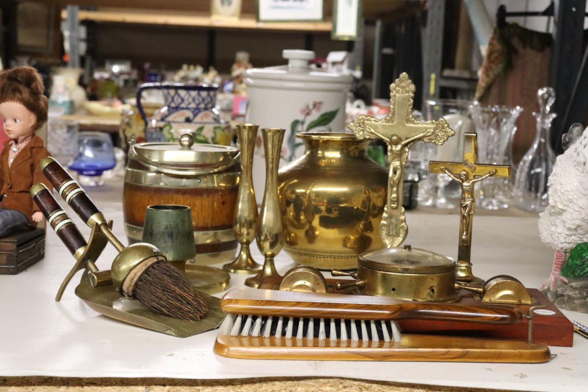 A QUANTITY OF VINTAGE BRASSWARE TO INCLUDE A BAROMETER, JESUS ON THE CROSS, A LARGE MATCH STRIKER,