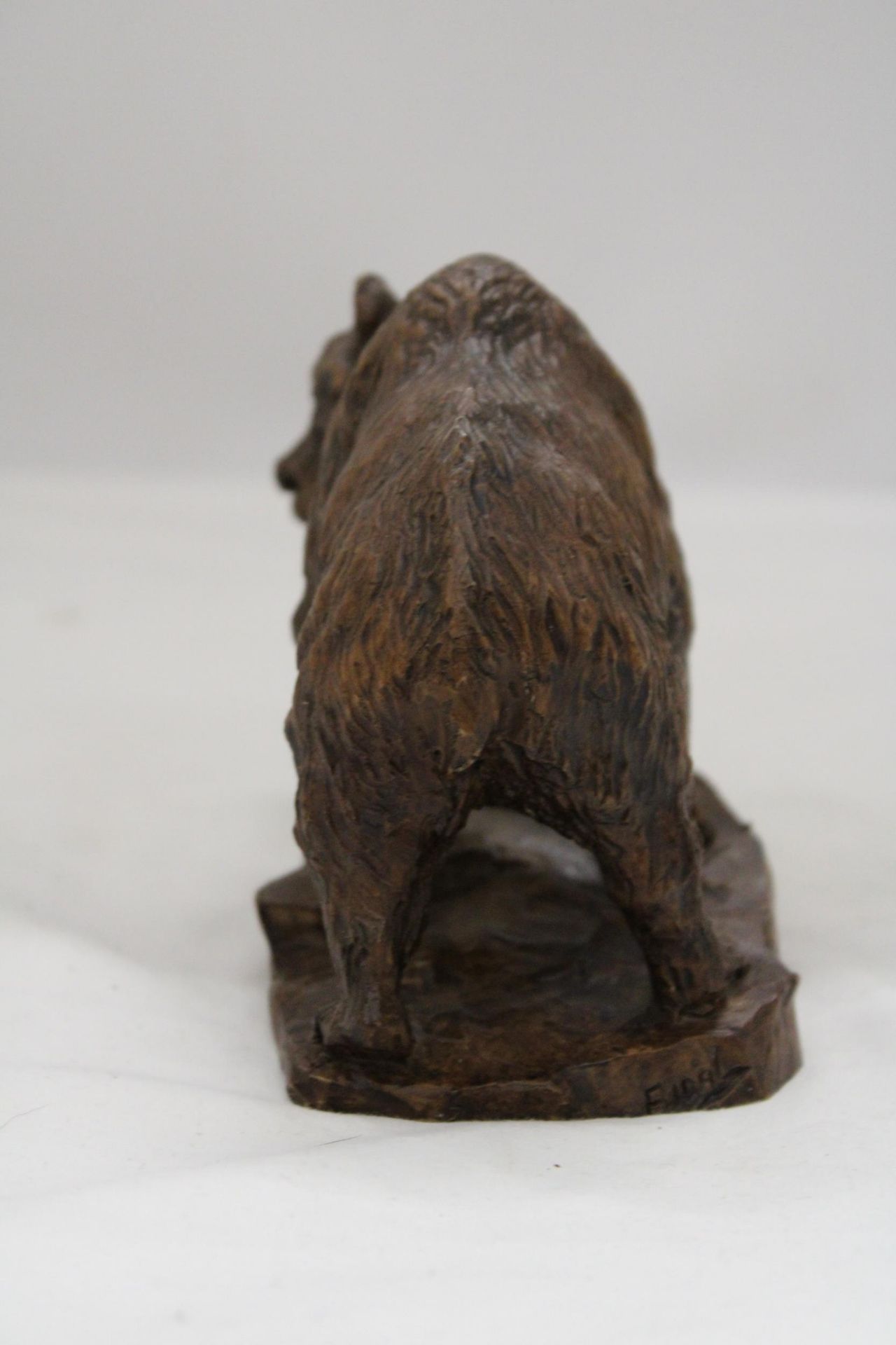 A HAND CARVED BEAR FIGURE, SIGNED, HEIGHT 12CM - Image 5 of 6