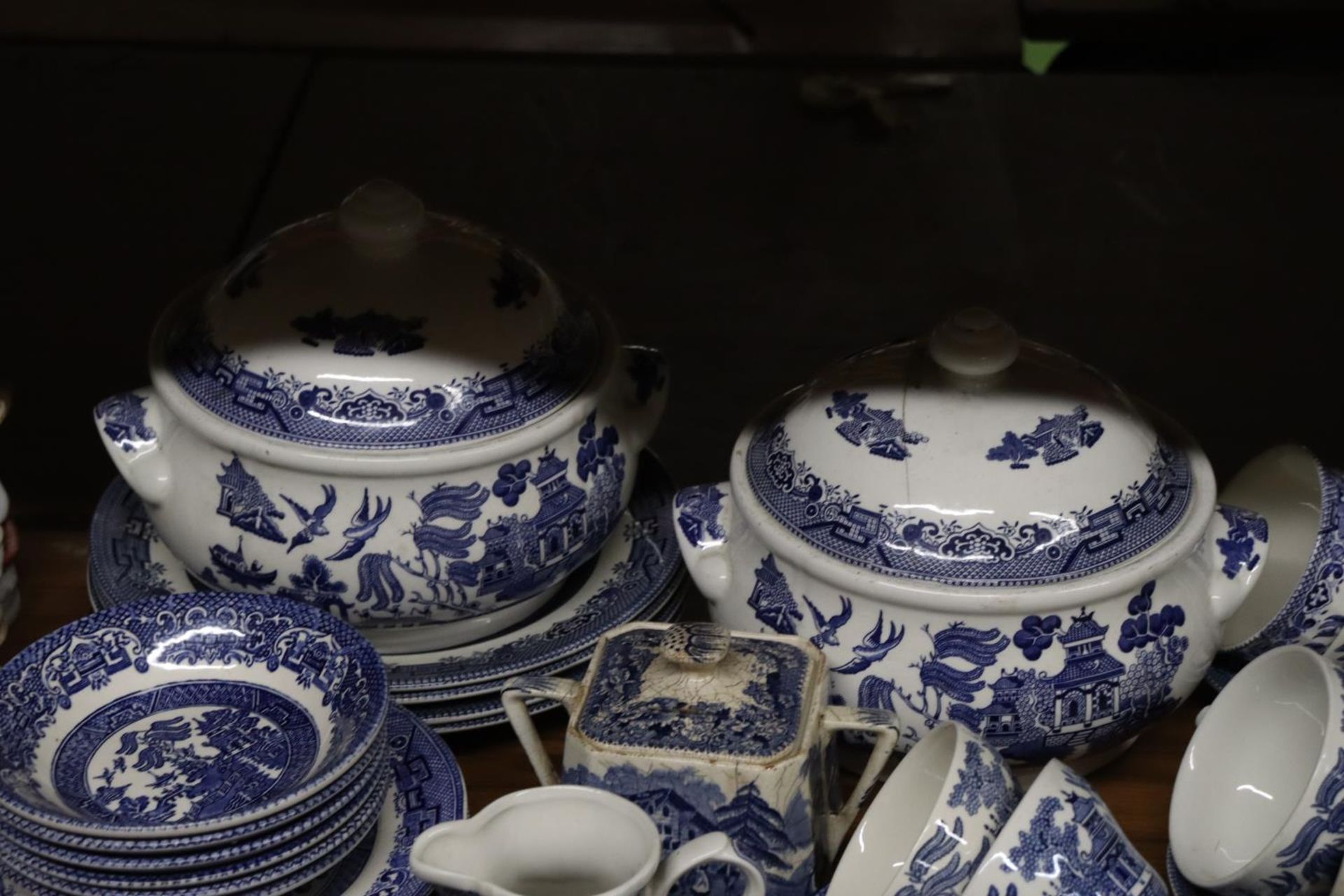 A BLUE AND WHITE WILLOW PATTERN PART DINNER SERVICE TO INCLUDE SERVING TUREENS, BOWLS, SUGAR BOWL, - Image 3 of 5