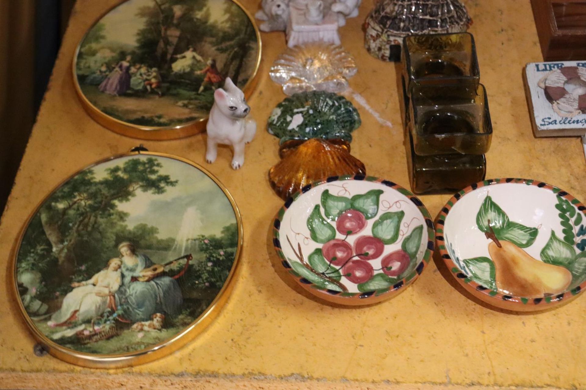 A MIXED LOT TO INCLUDE FIGURES, CERAMIC HOUSES, WALL PLAQUES, GLASS SHELLS, ETC., - Image 5 of 7