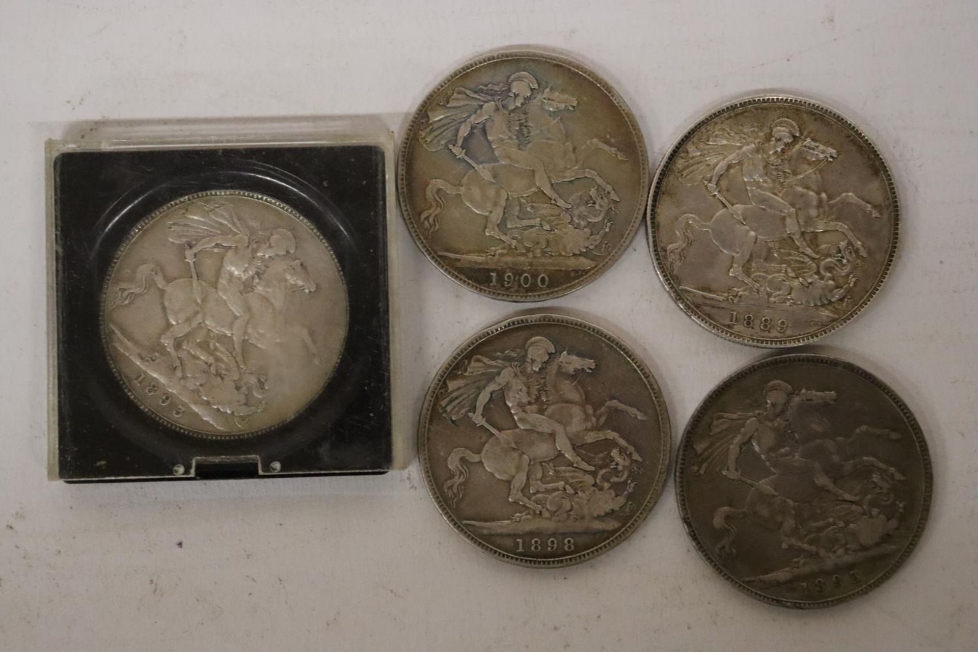 A SELECTION OF 5 QUEEN VICTORIA SILVER CROWNS DATED : 1893 X 2, 1898, 1899 & 1900
