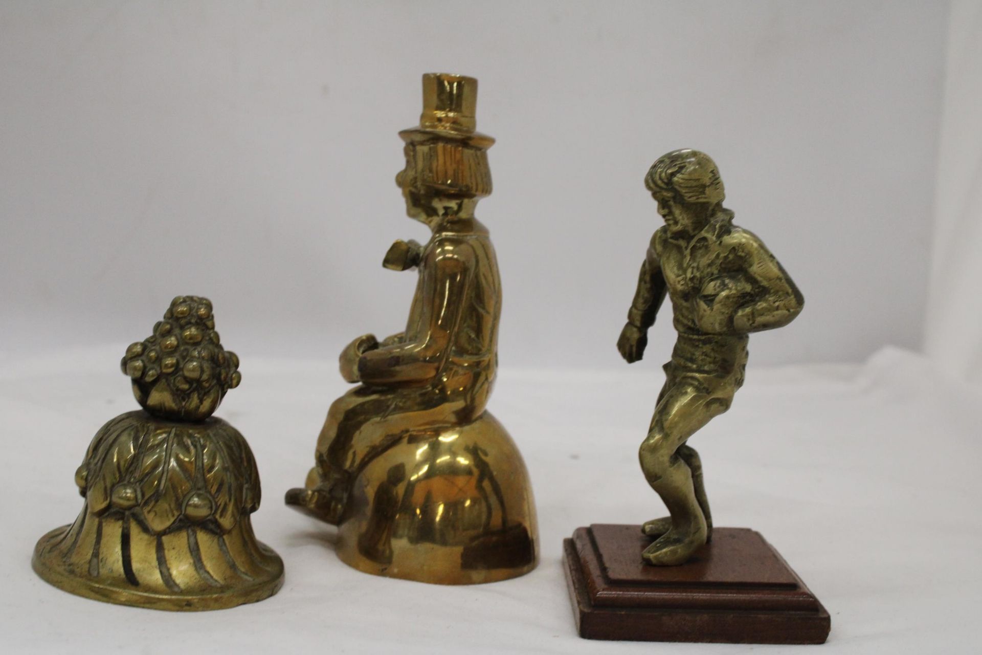 THREE BRASS ITEMS TO INCLUDE A HEAVY PAPERWEIGHT, CLOWN AND RUGBY PLAYER - Image 3 of 7