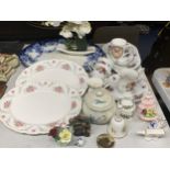 A QUANTITY OF CHINA AND CERAMIC ITEMS TO INCLUDE ROYAL ALBERT 'TRANQUILITY' SERVING PLATES, BELLS,