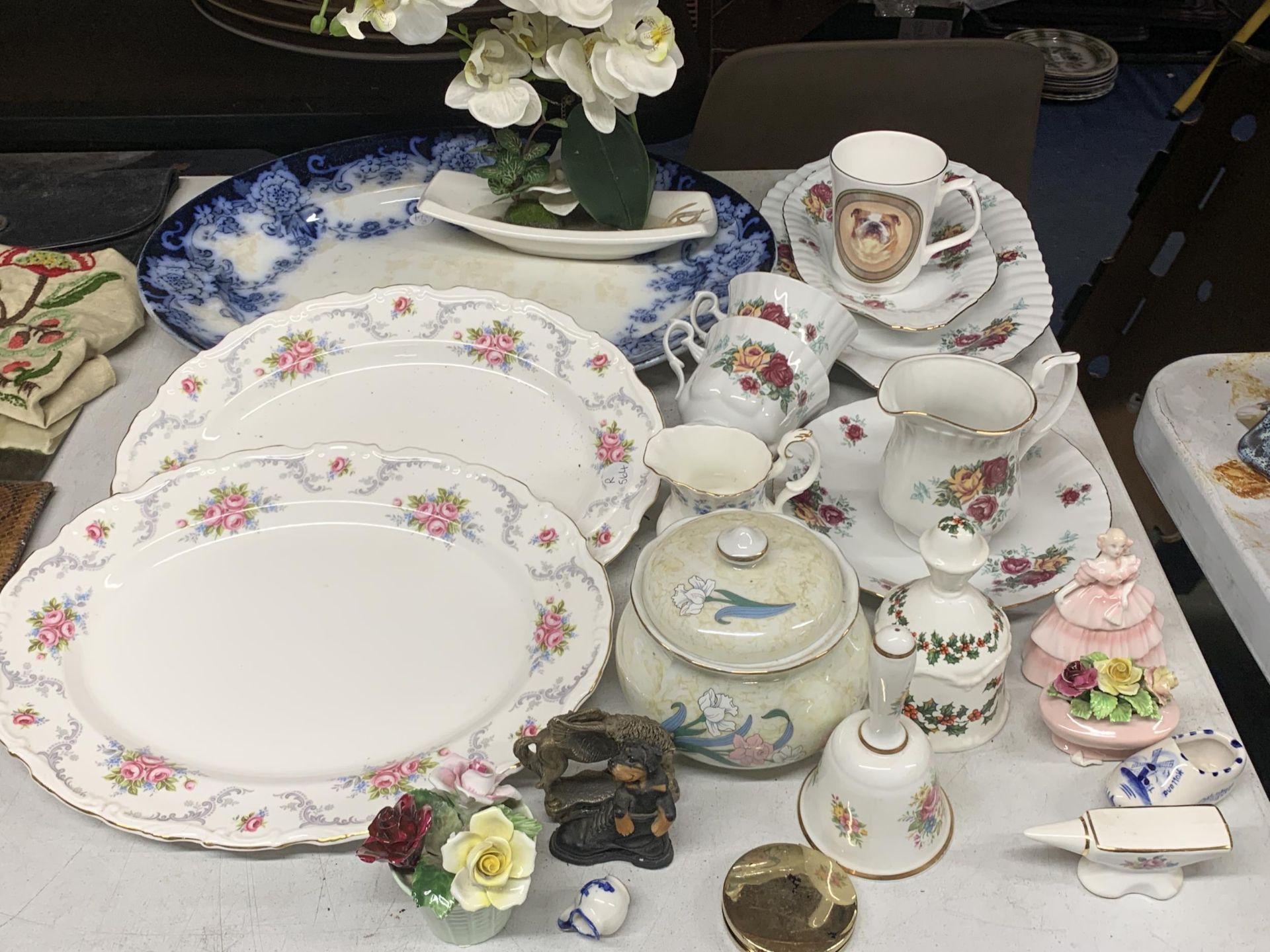 A QUANTITY OF CHINA AND CERAMIC ITEMS TO INCLUDE ROYAL ALBERT 'TRANQUILITY' SERVING PLATES, BELLS,