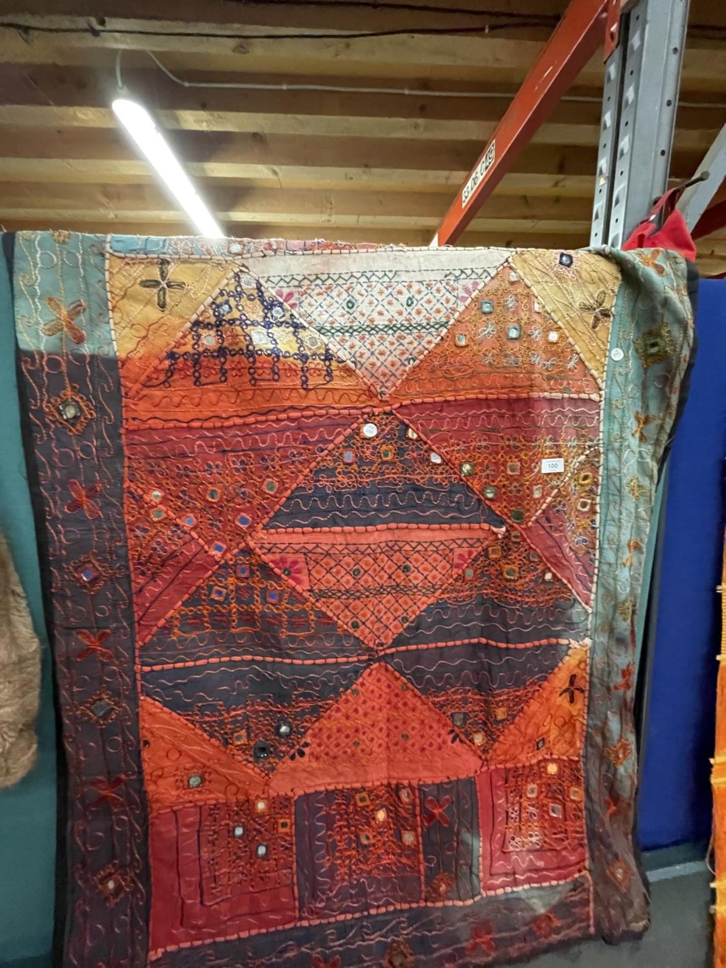 A RED AND TURQUOISE TAPESTRY, 98CM X 144CM - Image 2 of 3