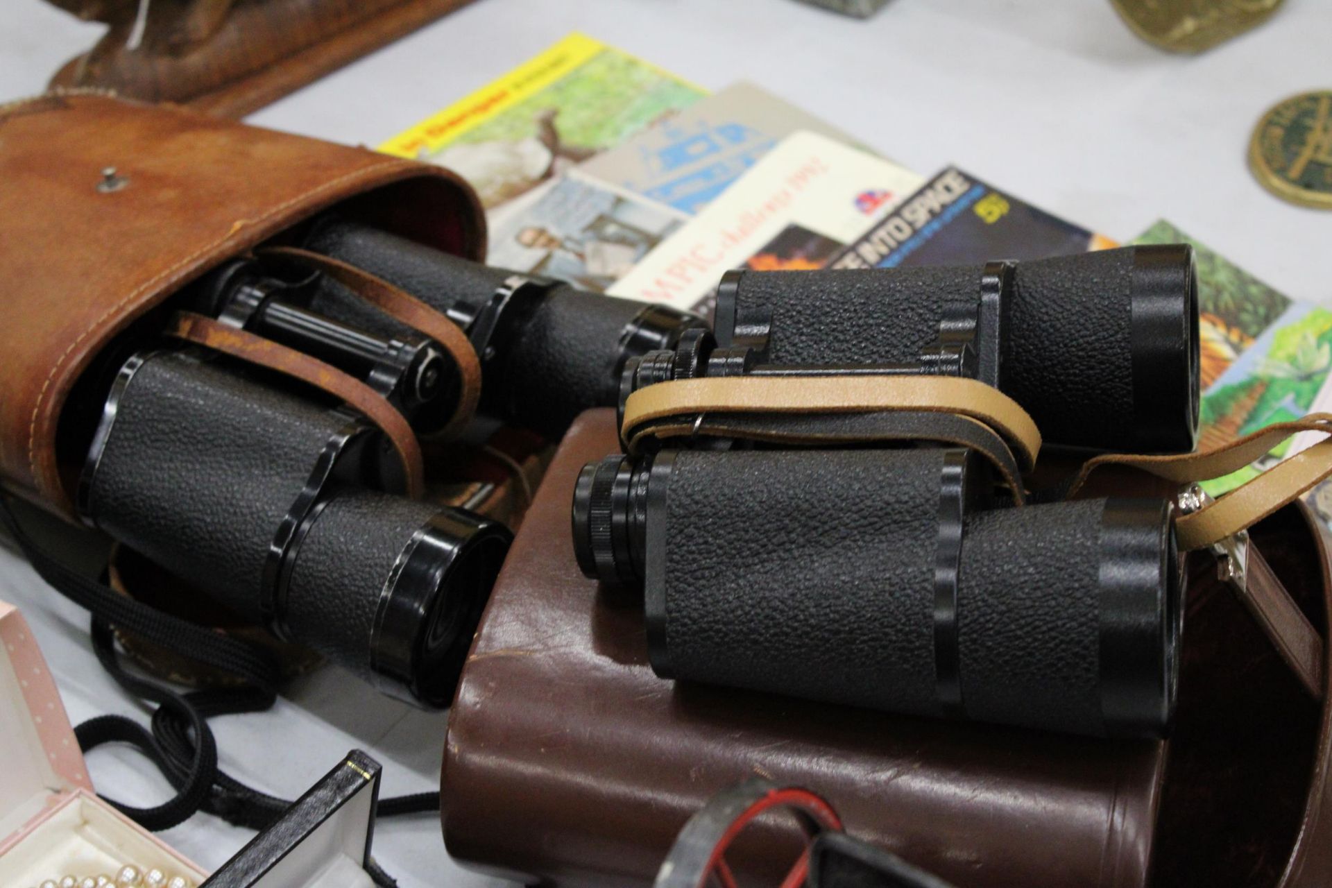 TWO PAIRS OF BINOCULARS IN LEATHER CASES TO INCLUDE CARL ZEISS - Image 5 of 5