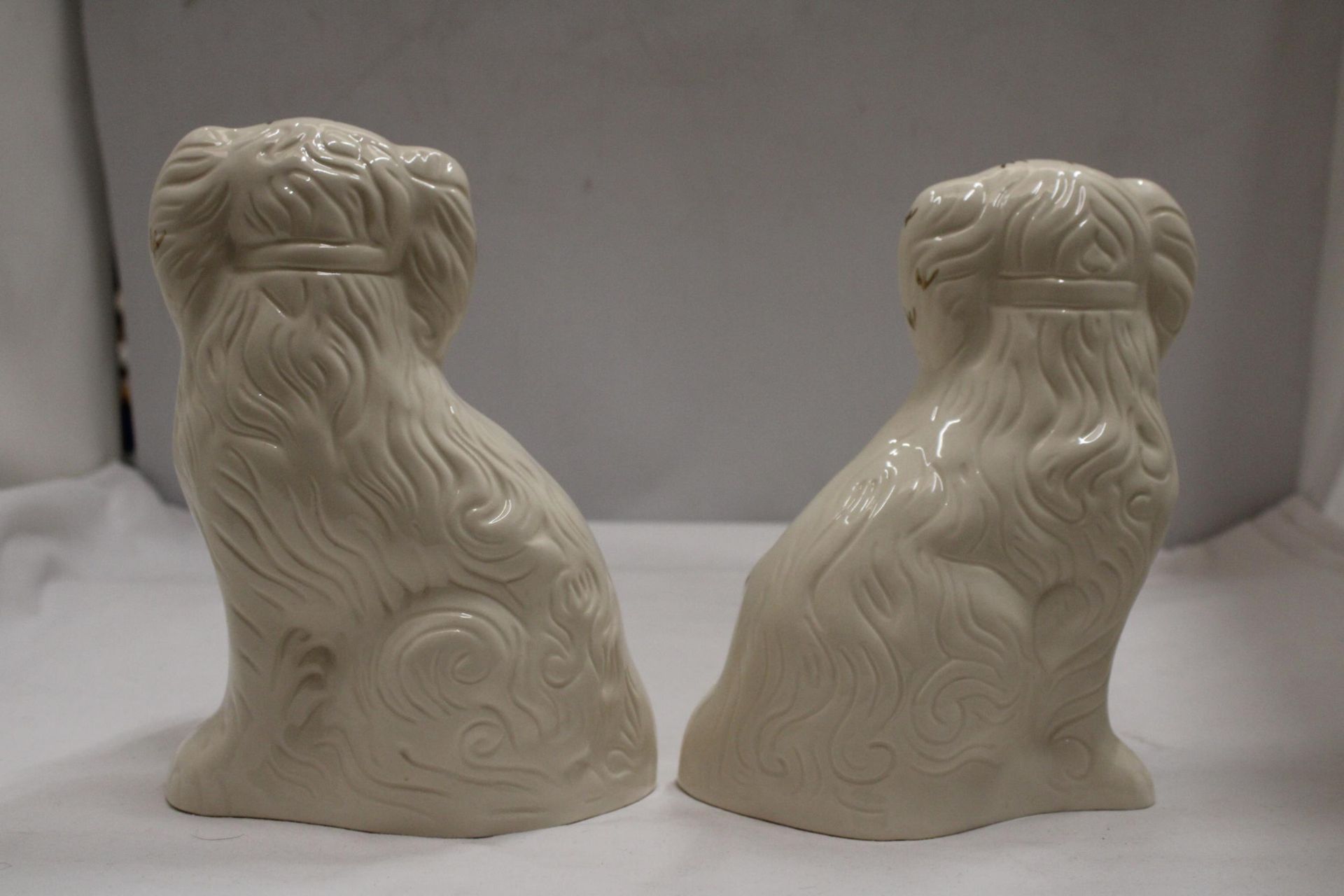 A LARGE SIZED PAIR OF ROYAL DOULTON SPANIEL DOGS IN ORIGINAL BOX - Image 4 of 6