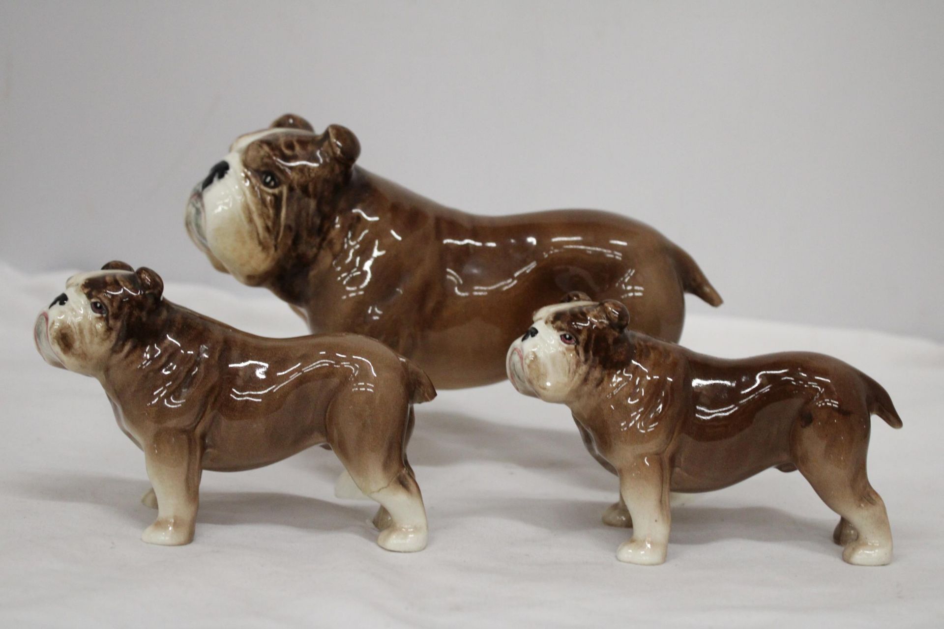 THREE VINTAGE SYLVAC BRITISH BULLDOGS - LARGE (TAIL A/F), TWO SMALL (ONE TAIL A/F) - Image 2 of 7