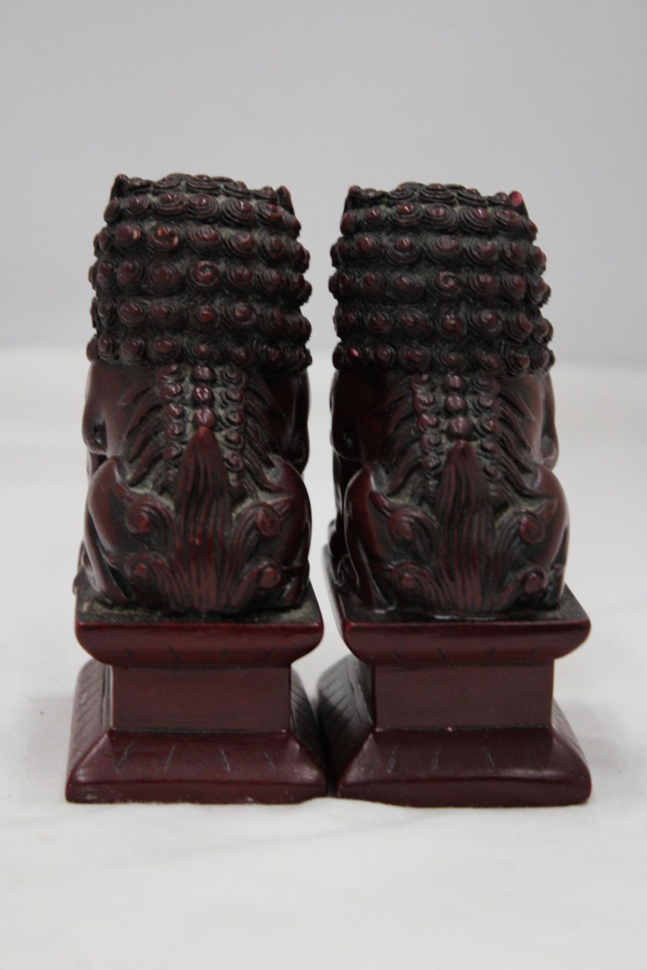 A PAIR OF HEAVY SOLID ORIENTAL FOO DOGS, HEIGHT 11CM - Image 4 of 5