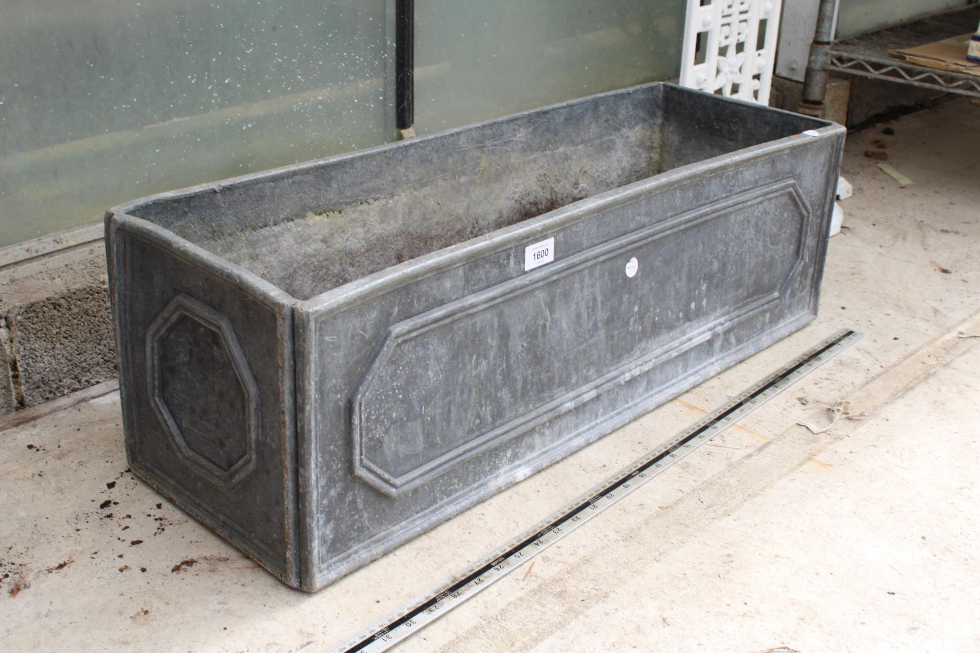 A VINTAGE SOLID HEAVY LEAD TROUGH PLANTER (L:78CM) - Image 2 of 3