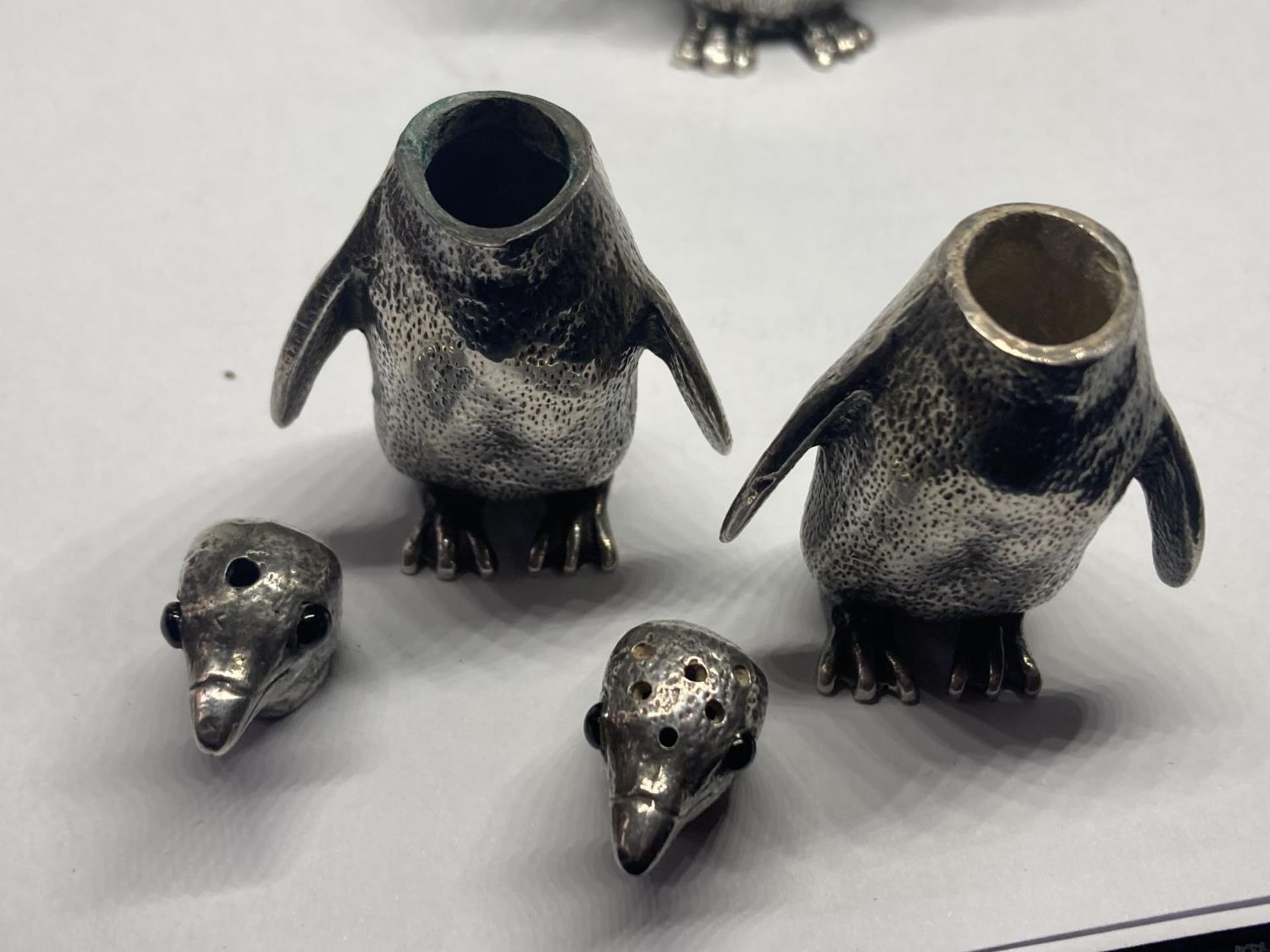 A HALLMARKED LONDON SILVER CRUET SET IN THE FORM OF THREE PENGUINS GROSS WEIGHT 279.3 GRAMS - Image 2 of 11