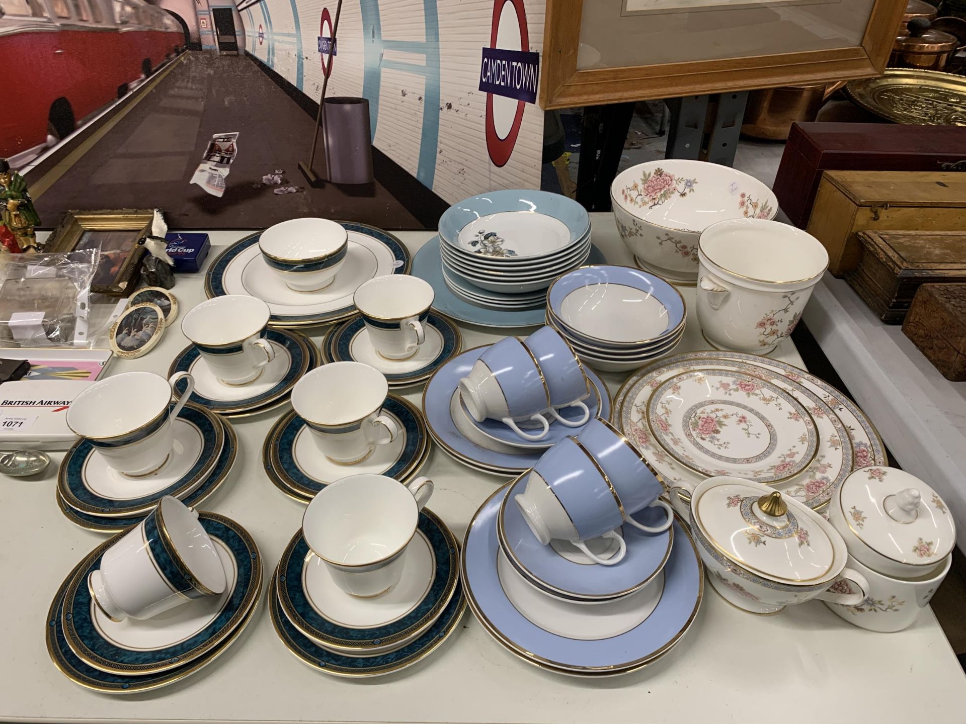 A QUANTITY OF ROYAL DOULTON TEAWARE TO INCLUDE 'CANTON', PLATES, A LARGE BOWL, PLANTER LIDDED