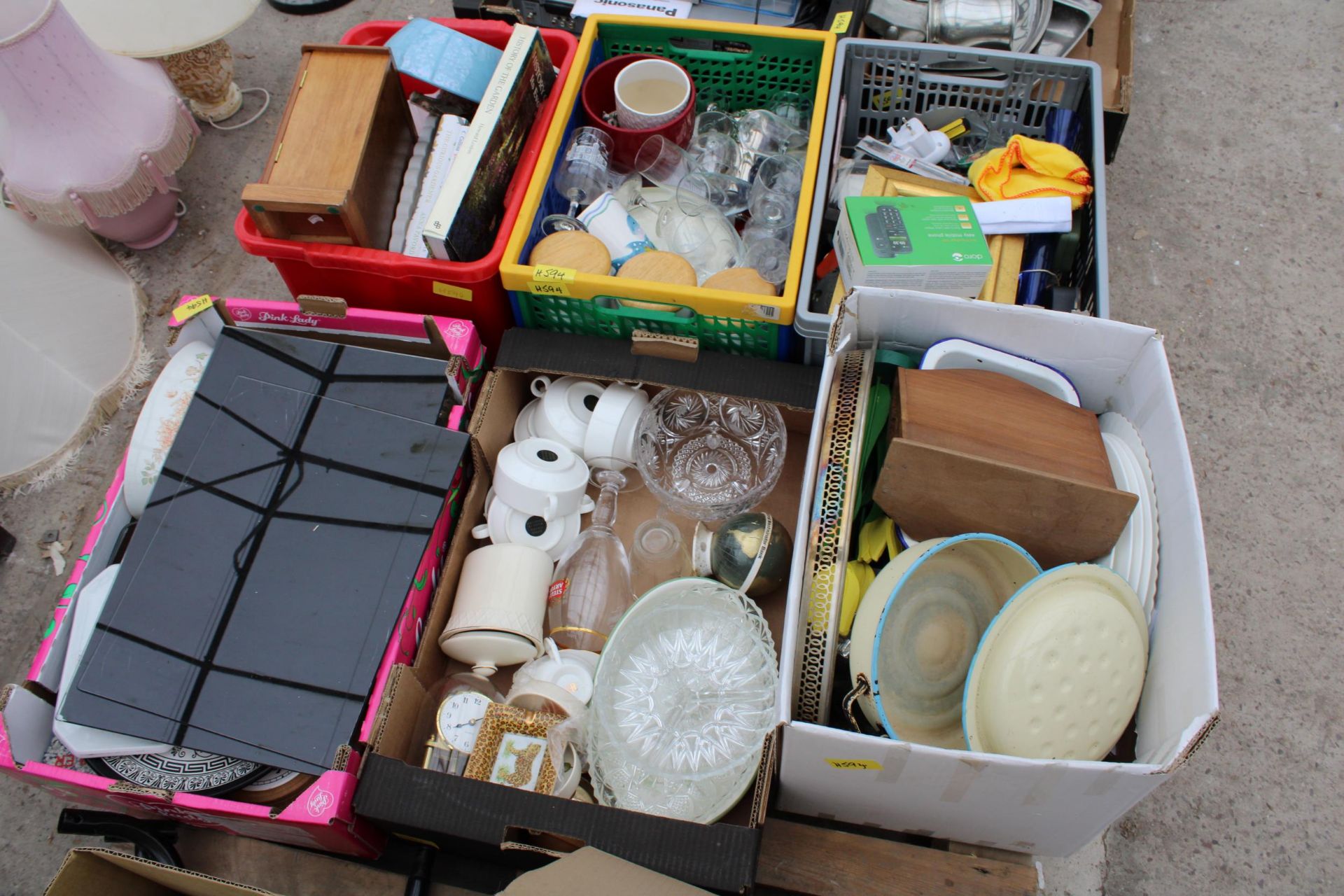 AN ASSORTMENT OF HOUSEHOLD CLEARANCE ITEMS