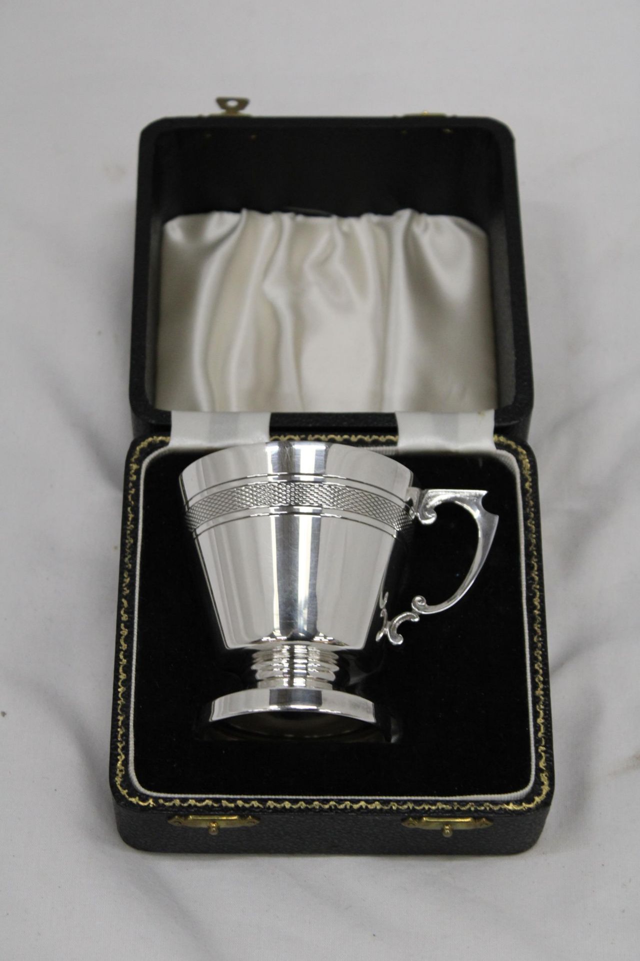A VINTAGE SILVER PLATED CHRISTENING CUP IN THE ORIGINAL PRESENTATION BOX