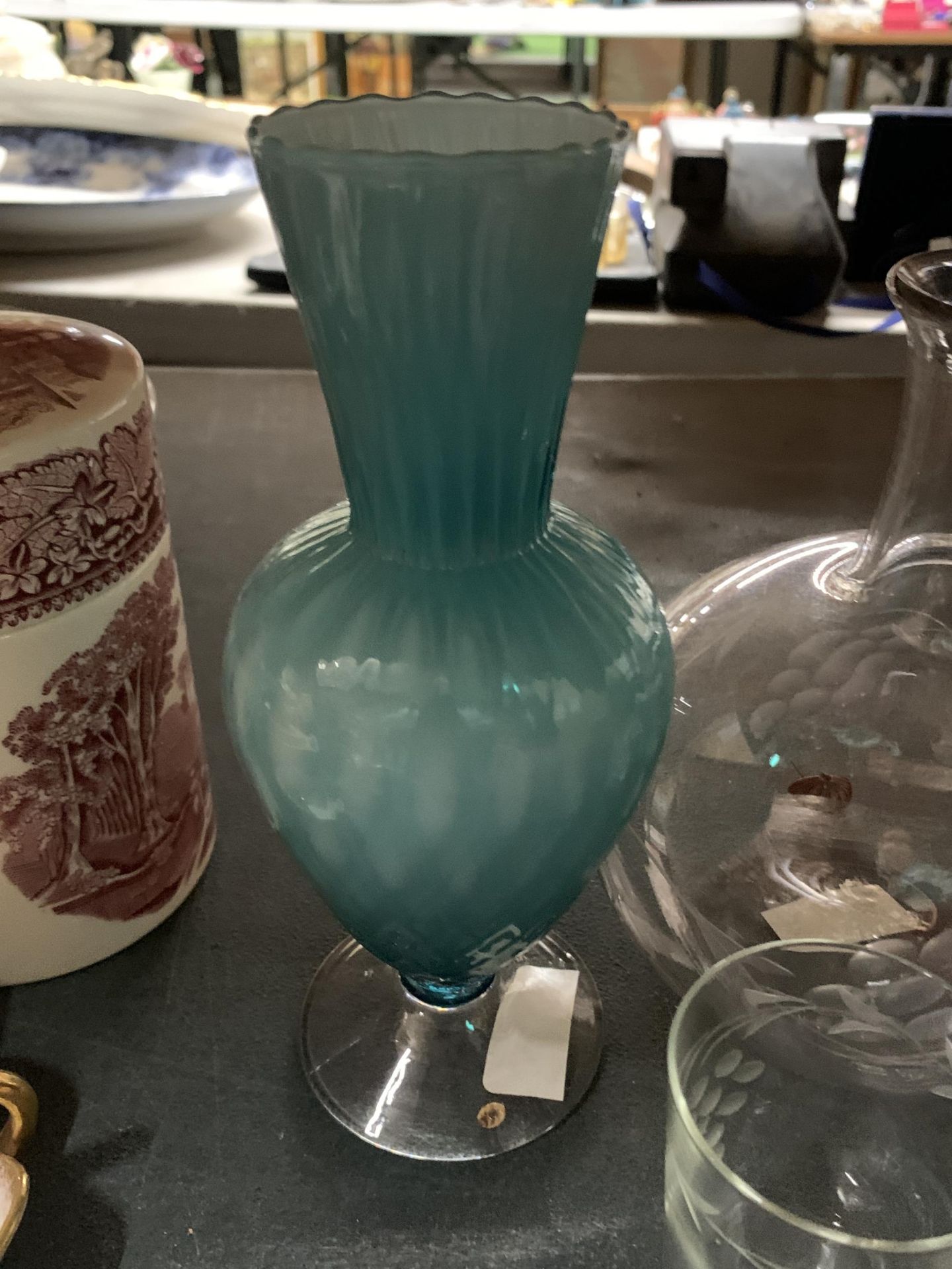 A SMALL MIXED LOT OF GLASSWARE TO INCLUDE TWO PINK GLASS VASES ETC - Image 3 of 4