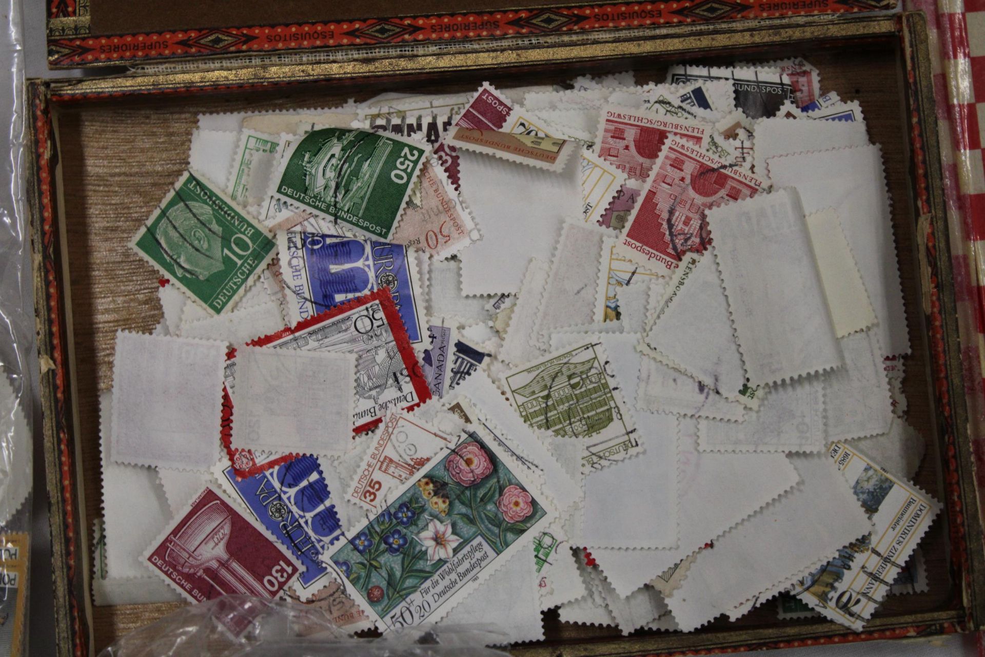 A LARGE QUANTITY OF LOOSE STAMPS FROM AROUND THE WORLD - Bild 3 aus 6