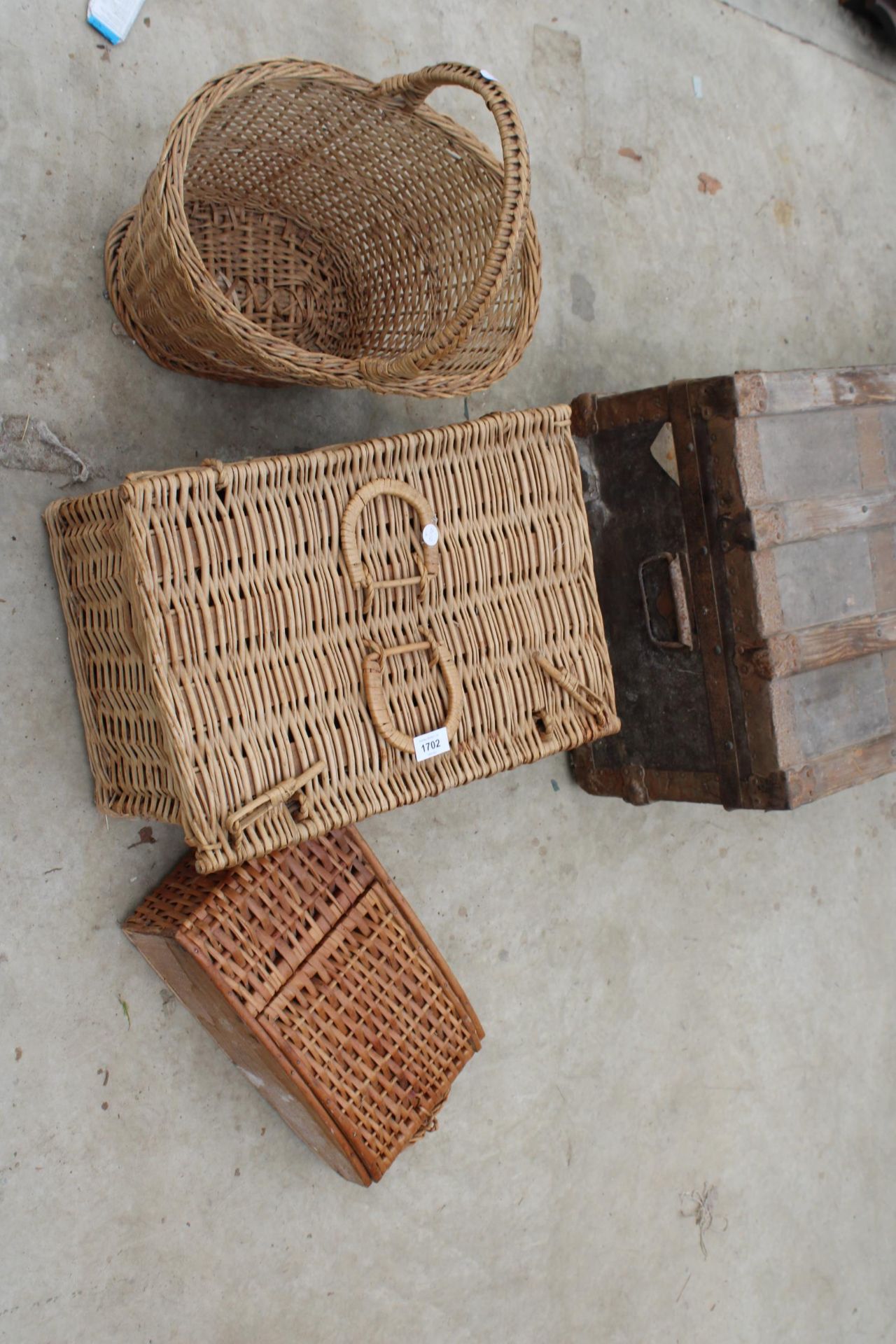 THREE WICKER BASKETS TO INCLUDE A PICNIC HAMPER BASKET - Image 2 of 2