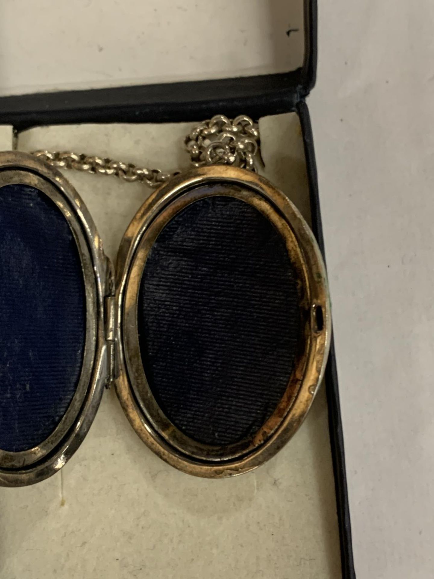 A SILVER OVAL LOCKET IN A PRESENTATION BOX - Image 4 of 4