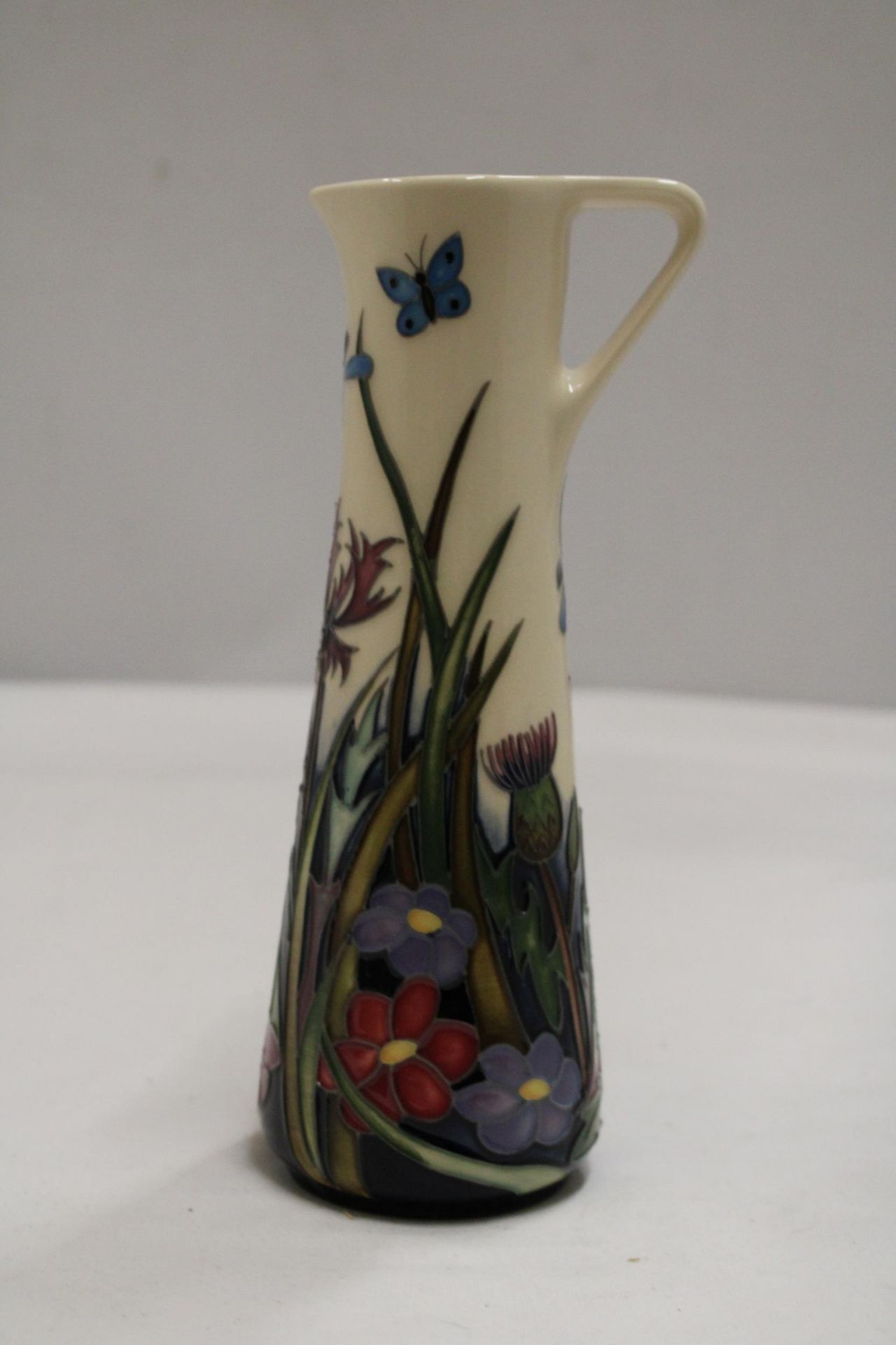 A MOORCROFT POTTERY JUG - SIGNED - 18.5 CM - Image 2 of 5