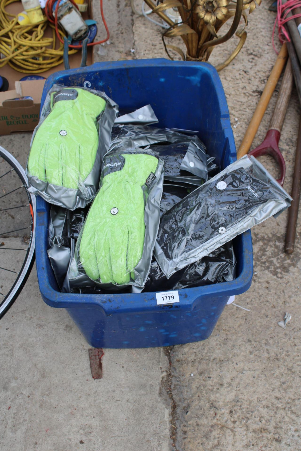 A LARGE QUANTITY OF THINSUATE BIKING GLOVES
