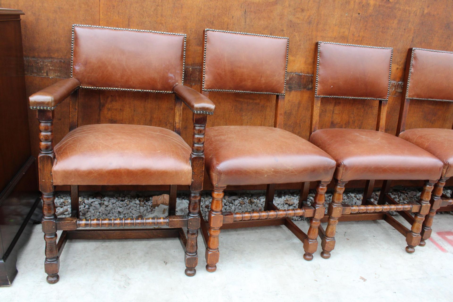 A SET OF SIX GEORGE III STYLE DINING CHAIRS WITH LEATHER SEATS AND BACKS ON TURNED LEGS AND BOBBIN - Bild 3 aus 4