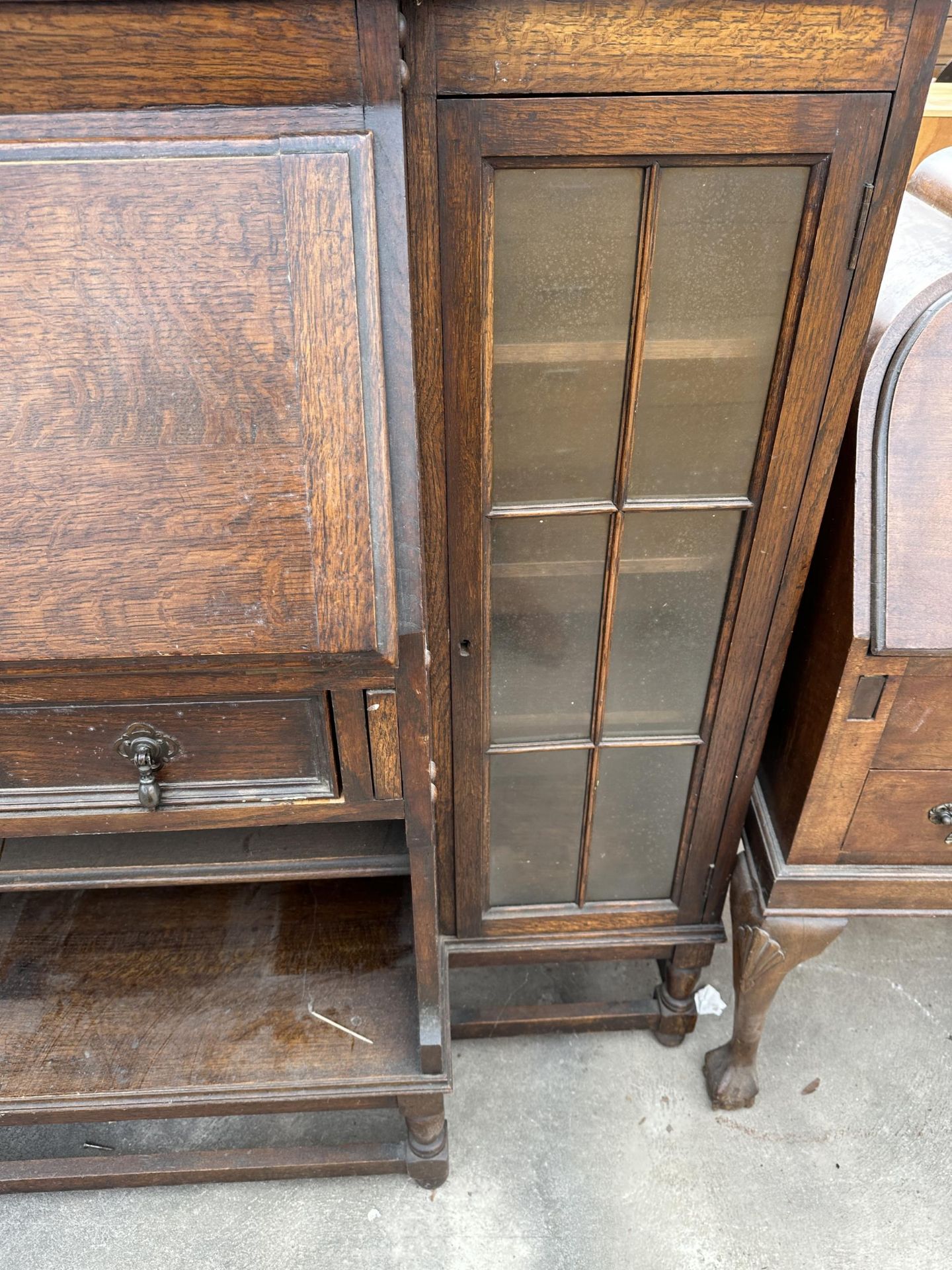 AN EARLY TWENTIETH CENTURY OAK BREAKFRONT SIDE BY SIDE BUREAU ON TURNED LEGS, 58" WIDE - Bild 3 aus 5