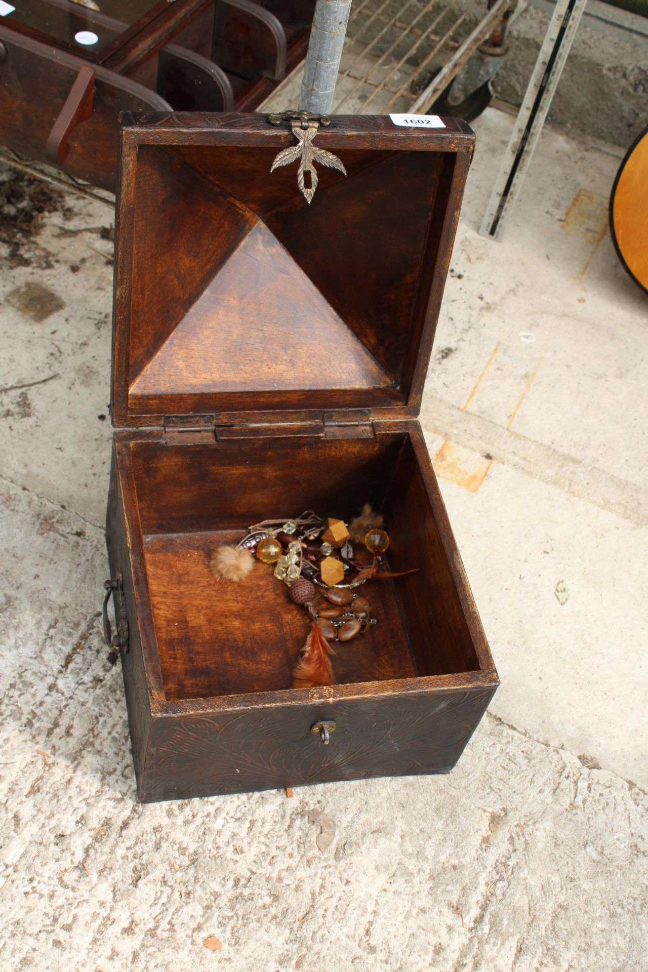 A DECORATIVE LIDDED BOX AND A CONCERTINE SEWING BOX - Image 3 of 3