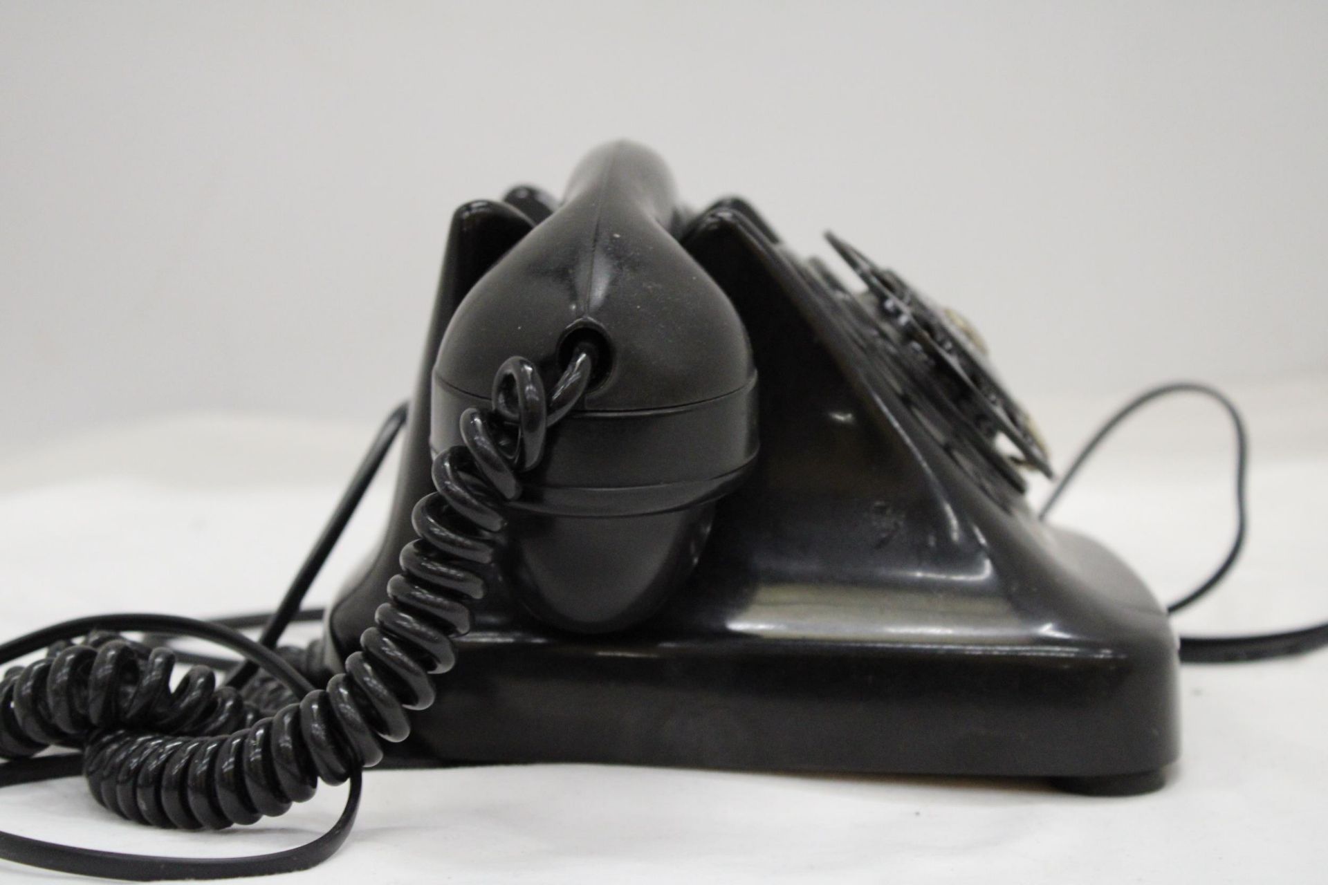 A VERY HEAVY VINTAGE TERRESTIAL TELEPHONE - Image 3 of 5