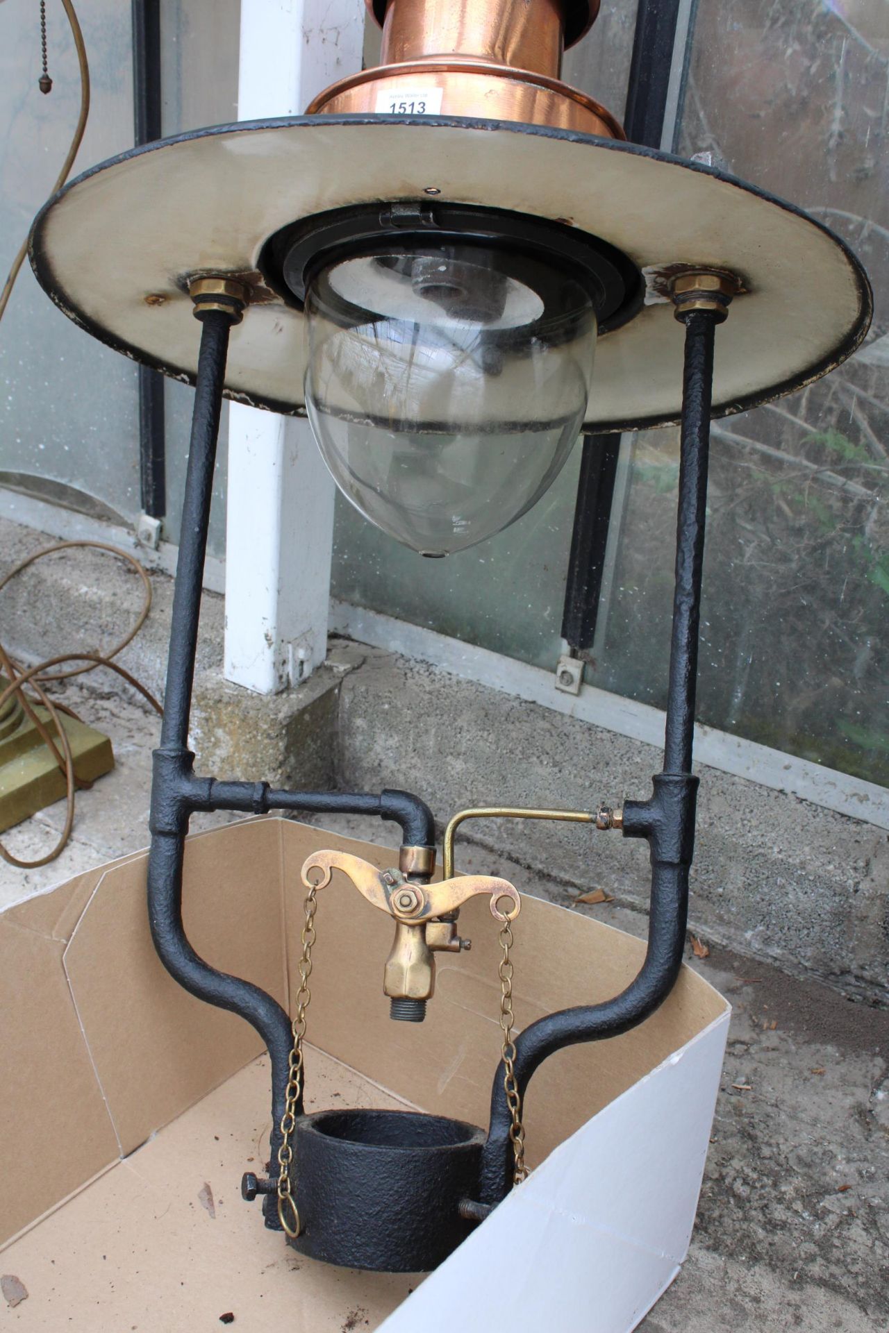 A LARGE VINTAGE COPPER AND CAST IRON GAS POWERED LAMP POST LIGHT FITTING - Image 2 of 6