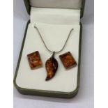 A SILVER AND AMBER NECKLACE AND EARRING SET IN A PRESENTATION BOX