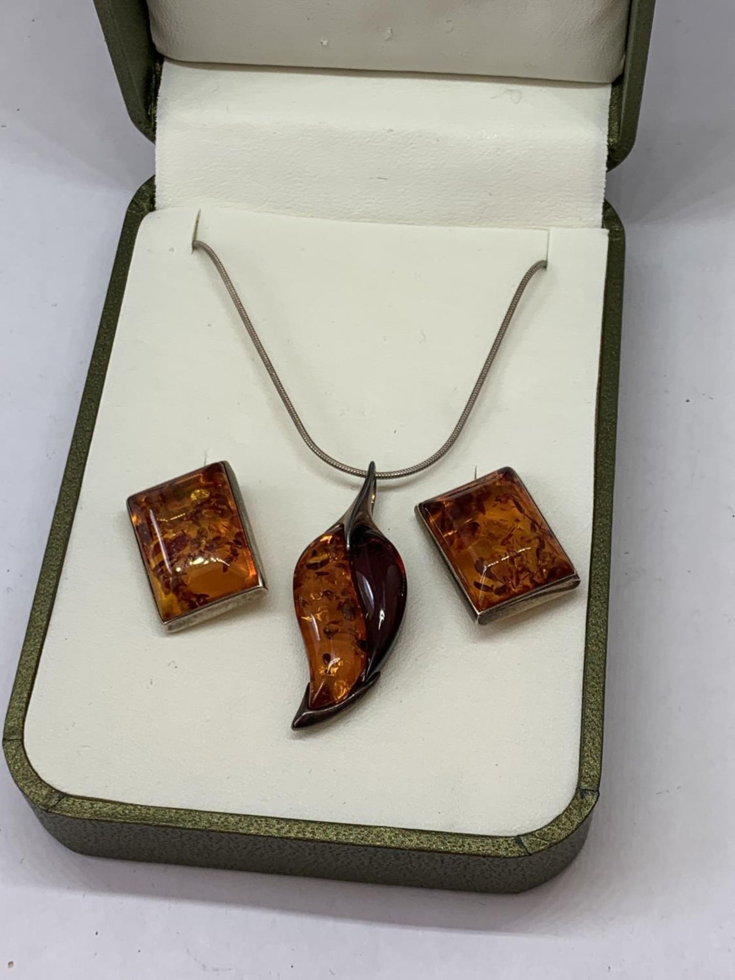 A SILVER AND AMBER NECKLACE AND EARRING SET IN A PRESENTATION BOX