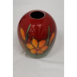 AN ANITA HARRIS DAFFODIL VASE (SIGNED IN GOLD)