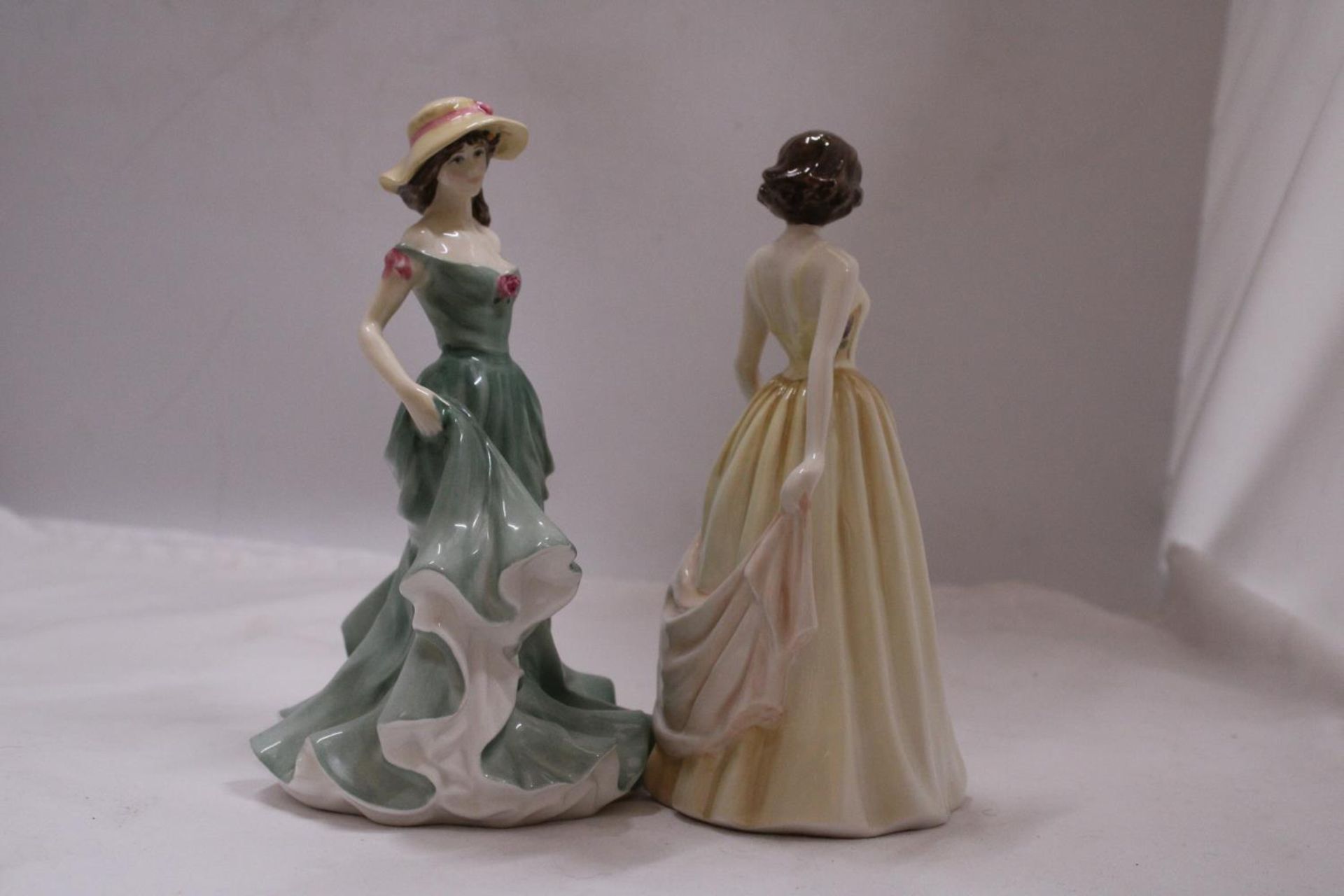 TWO ROYAL DOULTON FIGURINES TO INCLUDE "BEST WISHES" HN3971 AND "JENNIFER" HN4248 - Image 4 of 5