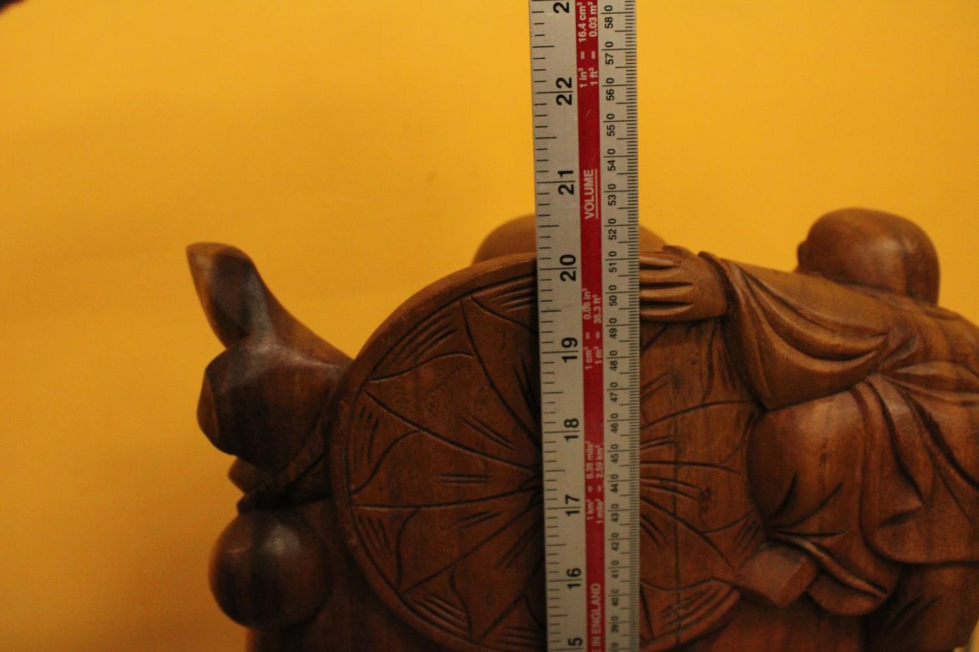 A CARVED WOODEN LAUGHING BUDDAH FIGURE 20" TALL - Image 6 of 6