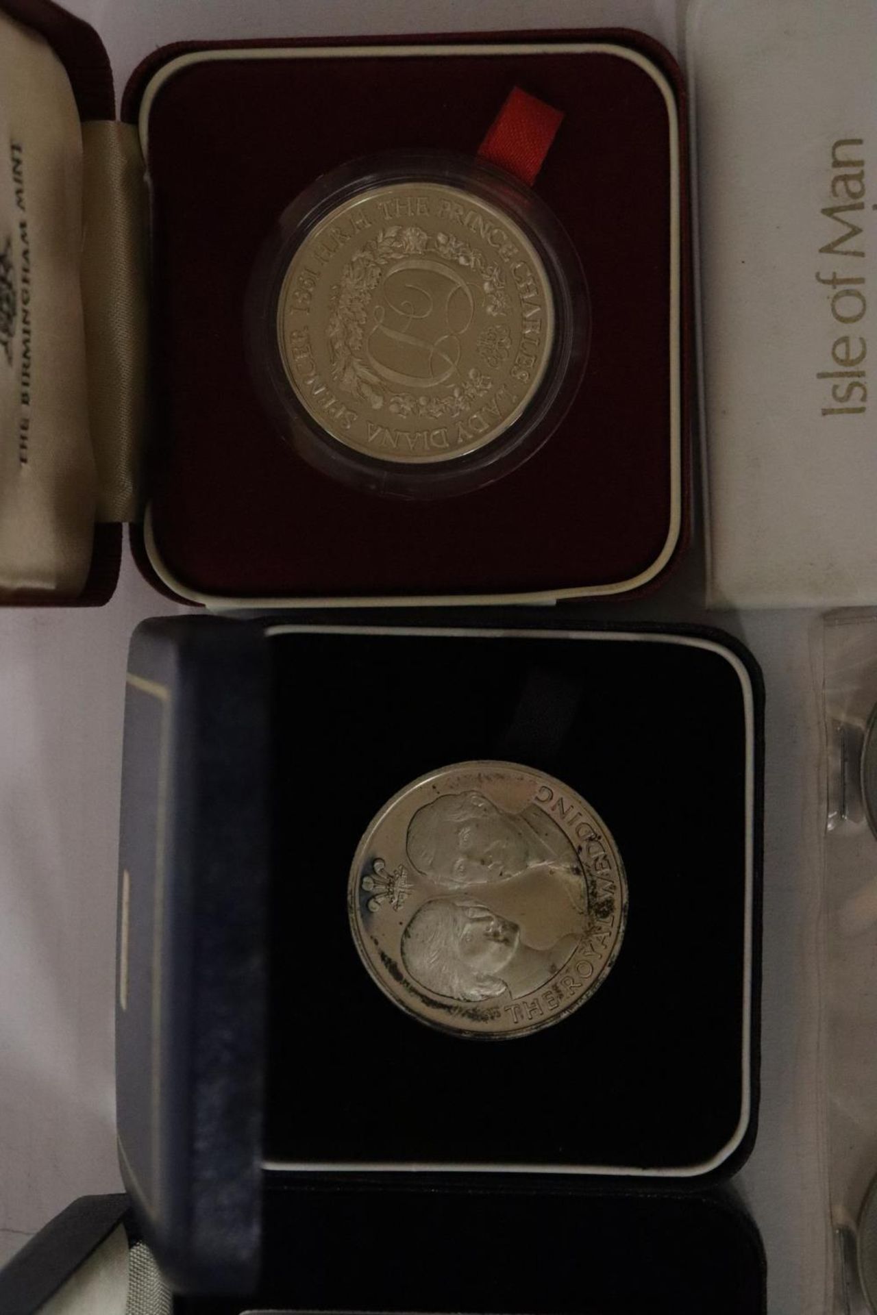 A SELECTION OF BOXED COINS TO INCLUDE : IOM 1978 £1, ’79 ROYAL VISIT 50P, ’79 MARITIME SET, ’71 - Image 3 of 5