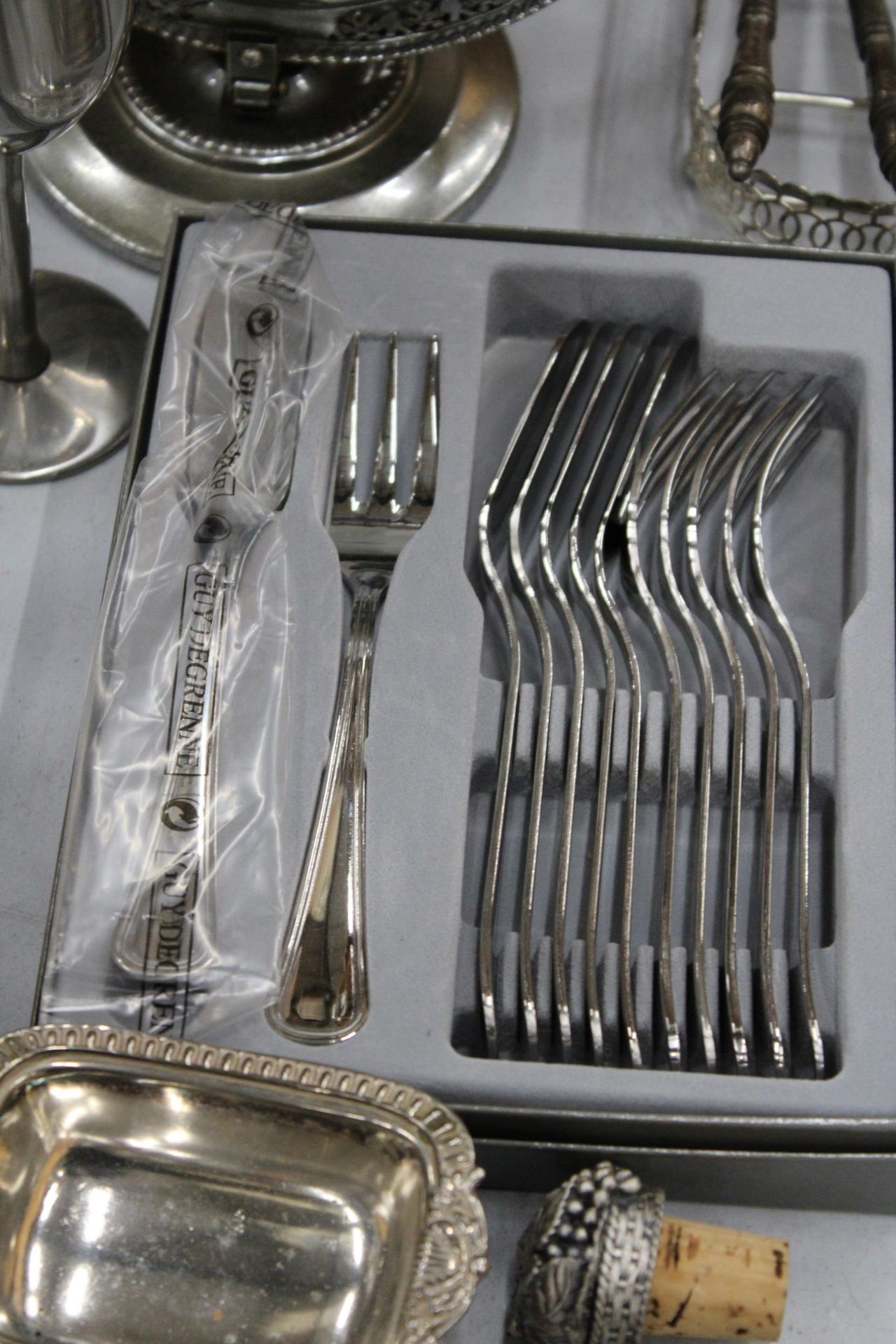 A QUANTITY OF SILVER PLATED AND METAL ITEMS TO INCLUDE GOBLETS, A CRUET SET, DISHES, FLATWARE, ETC - Image 3 of 5