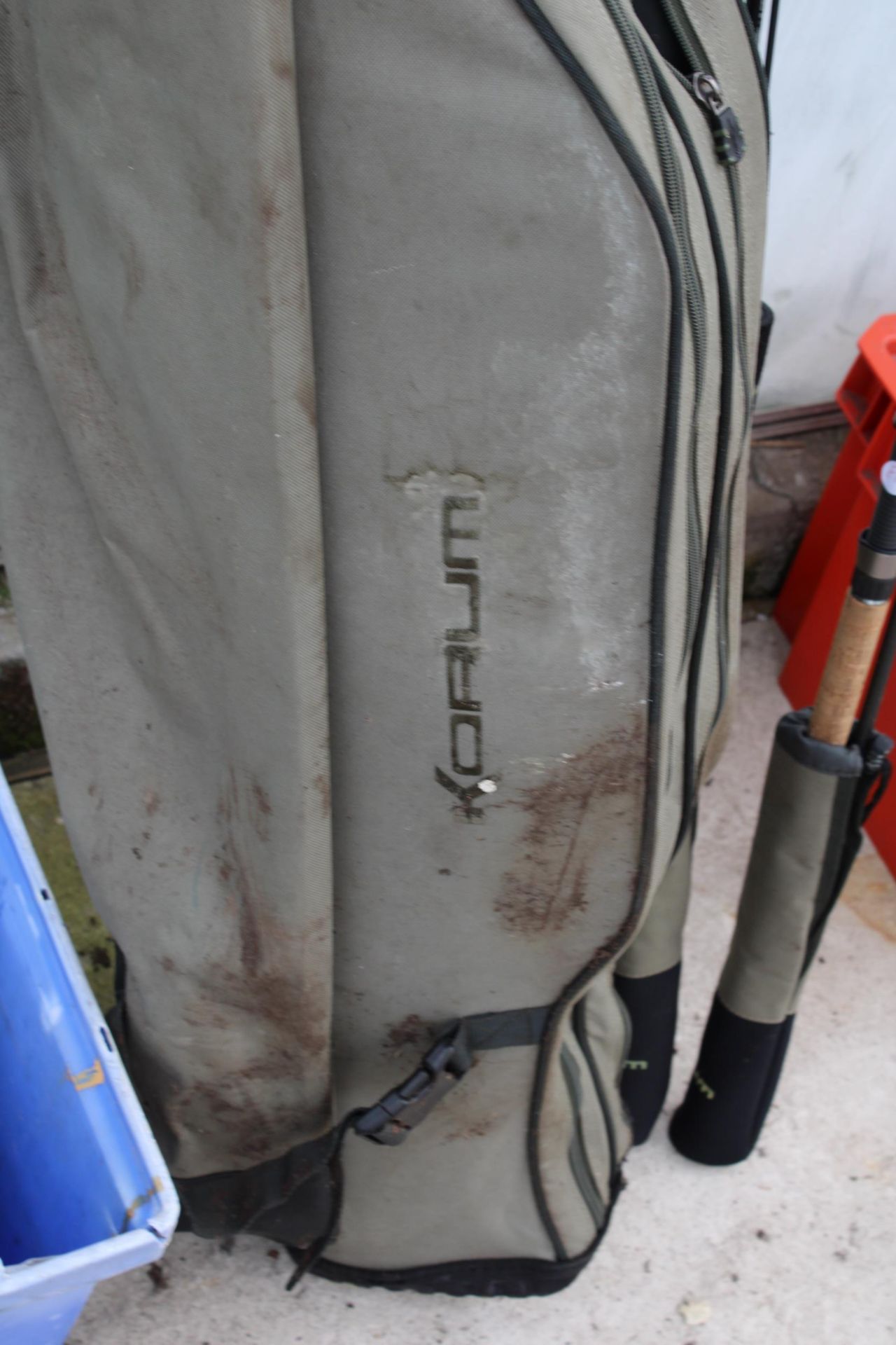 A ROD CARRYING BAG AND TWO VARIOUS FISHING RODS - Bild 6 aus 6