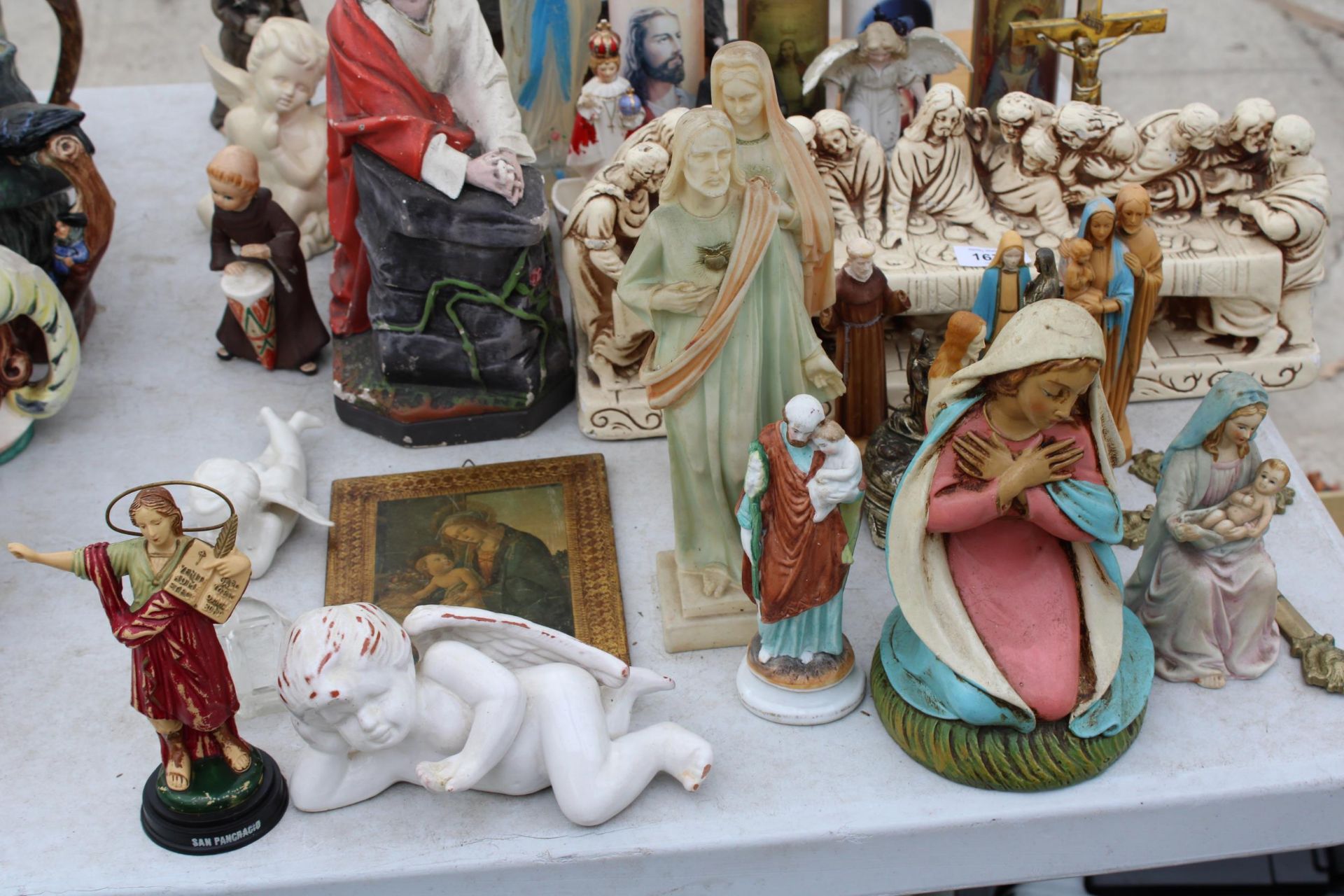 AN ASSORTMENT OF RELIGIOUS ITEMS TO INCLUDE FIGURES AND CANDLES ETC - Image 4 of 4