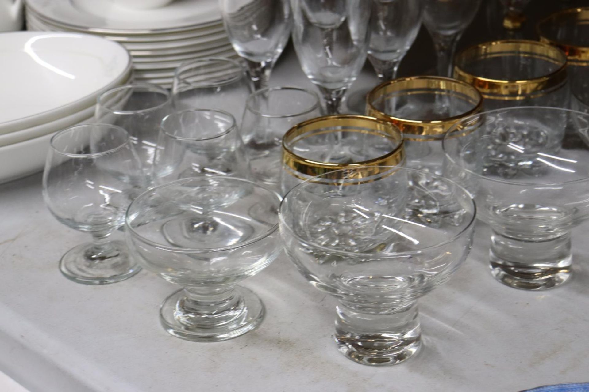 A QUANTITY OF DRINKING GLASS AND DESSERT BOWLS - Bild 4 aus 4