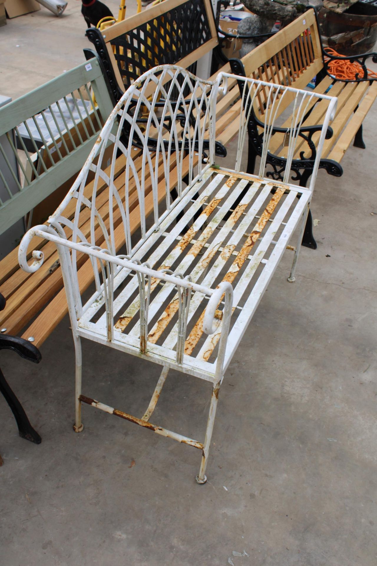 A DECORATIVE METAL TWO SEATER GARDEN BENCH - Image 2 of 2