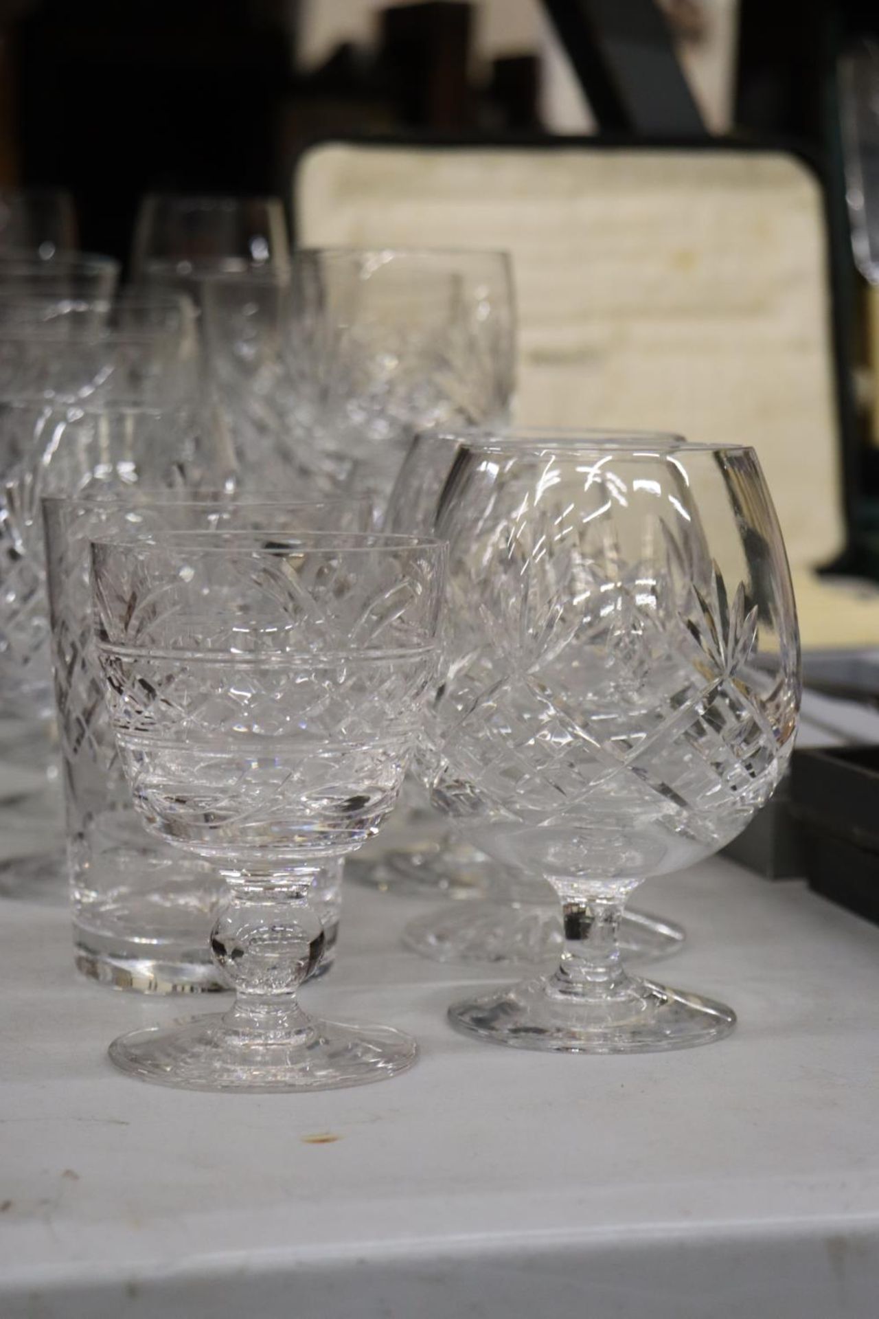 A QUANTITY OF MAINLY CUT GLASS GLASSES, TO INCLUDE BRANDY BALLOONS, WINE, ETC - Bild 2 aus 5